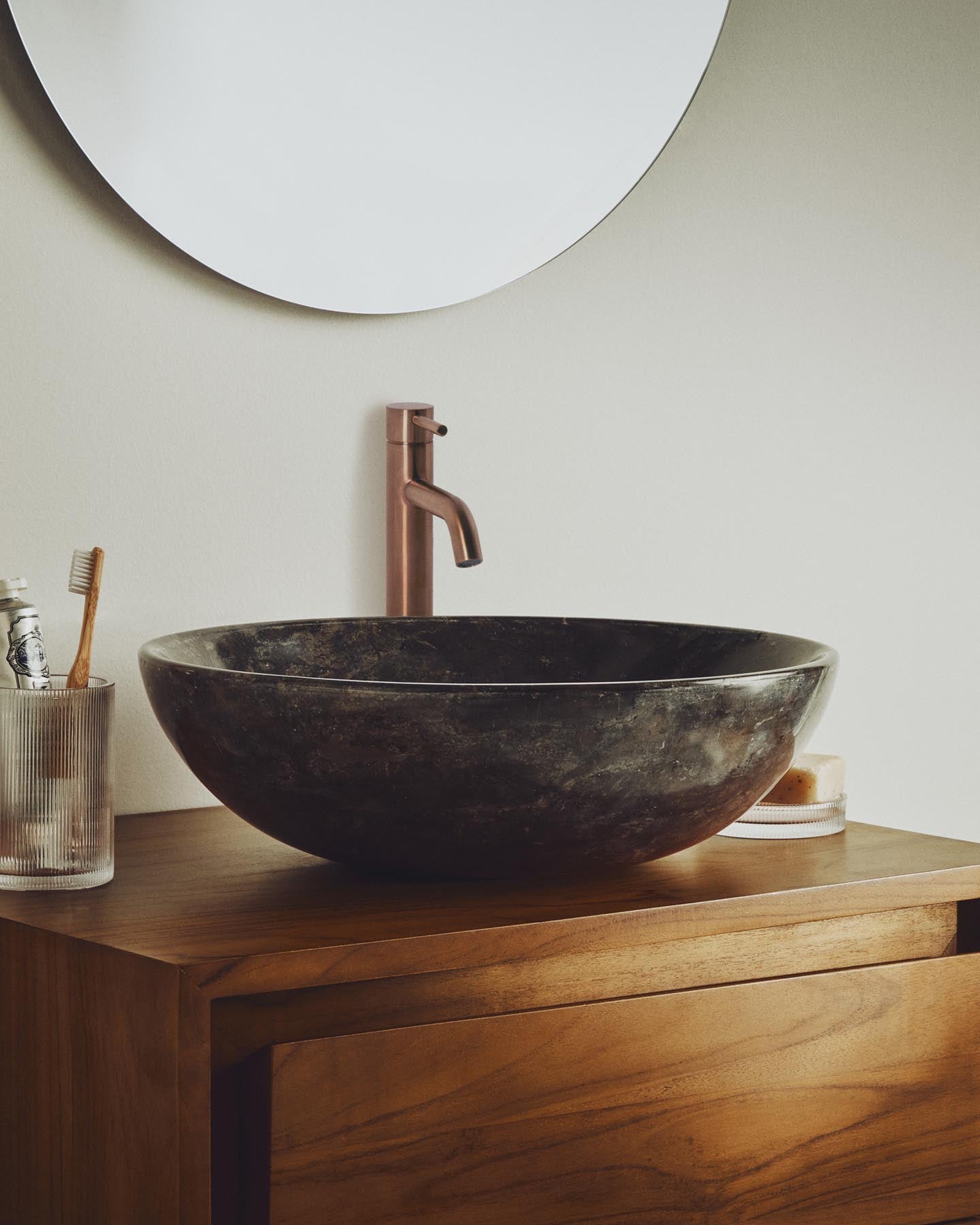 Aufsatzwaschbecken Darnen aus grauem Marmor, Ø 40 cm in Grau präsentiert im Onlineshop von KAQTU Design AG. Badzubehör ist von Kave Home