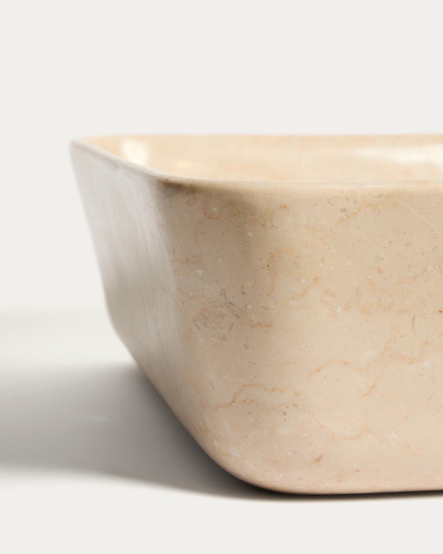 Aufsatzwaschbecken Darnen aus beigem Marmor, 40 x 40 cm in Beige präsentiert im Onlineshop von KAQTU Design AG. Badzubehör ist von Kave Home