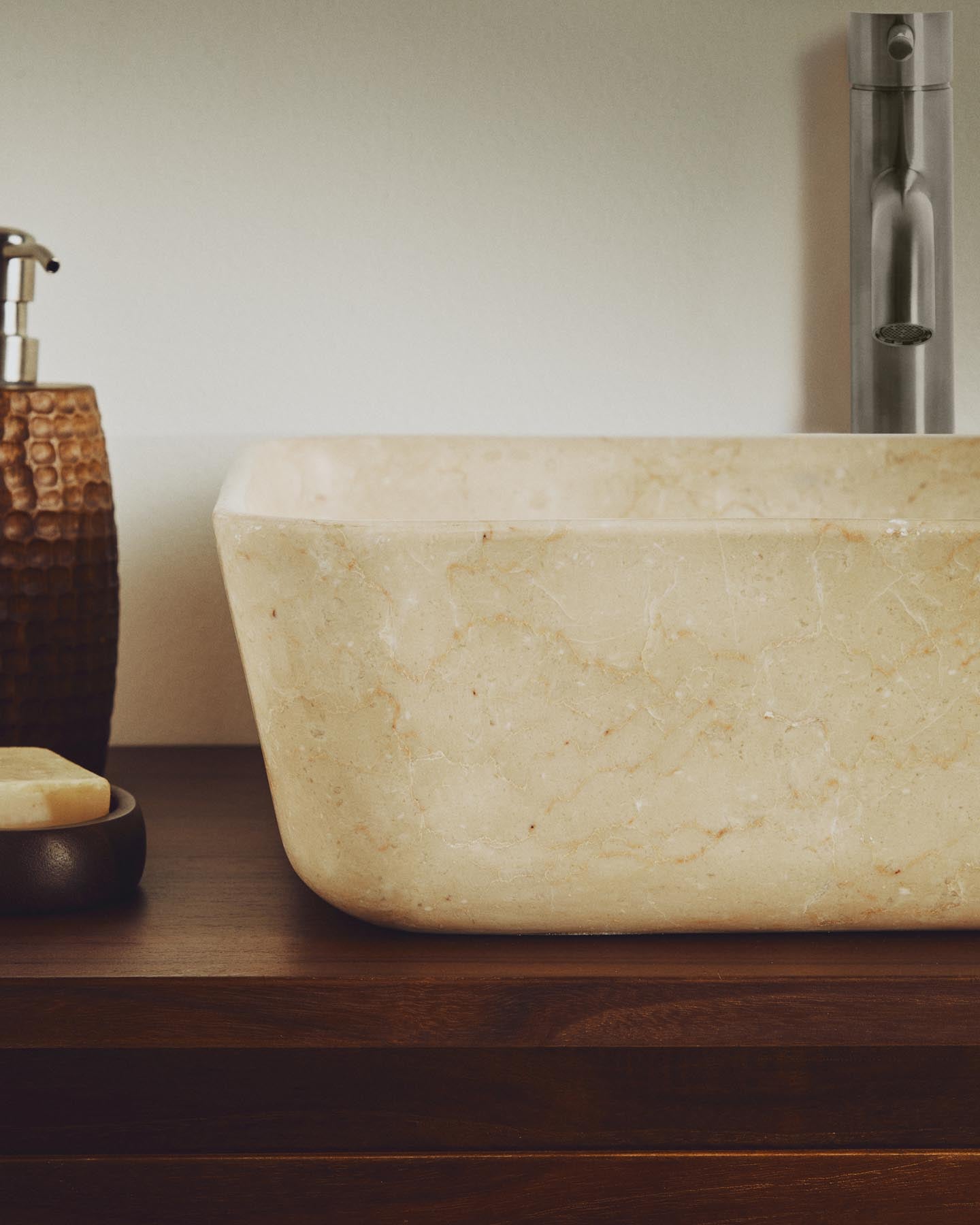 Aufsatzwaschbecken Darnen aus beigem Marmor, 40 x 40 cm in Beige präsentiert im Onlineshop von KAQTU Design AG. Badzubehör ist von Kave Home