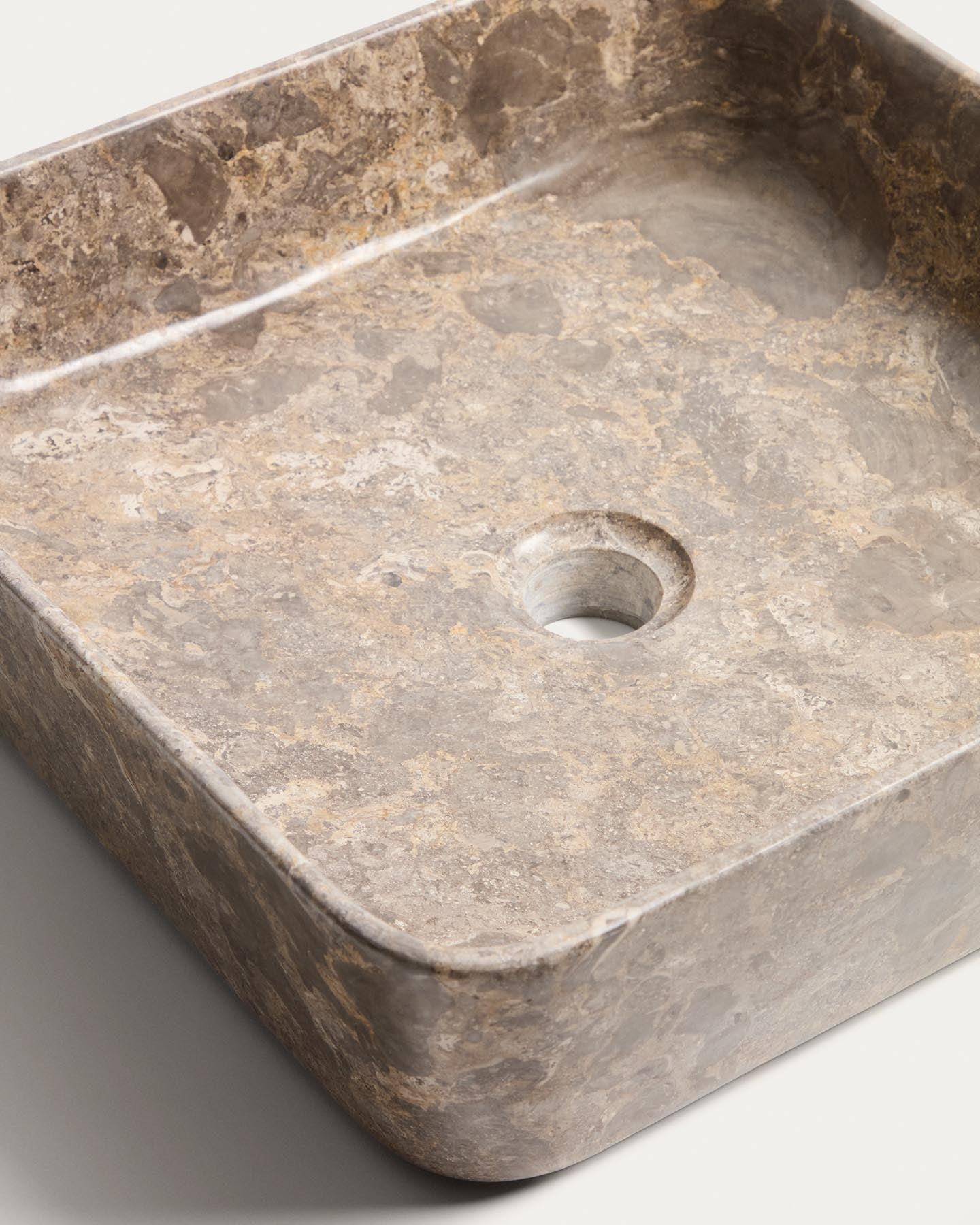 Aufsatzwaschbecken Darnen aus grauem Marmor, 40 x 40 cm in Grau präsentiert im Onlineshop von KAQTU Design AG. Badzubehör ist von Kave Home