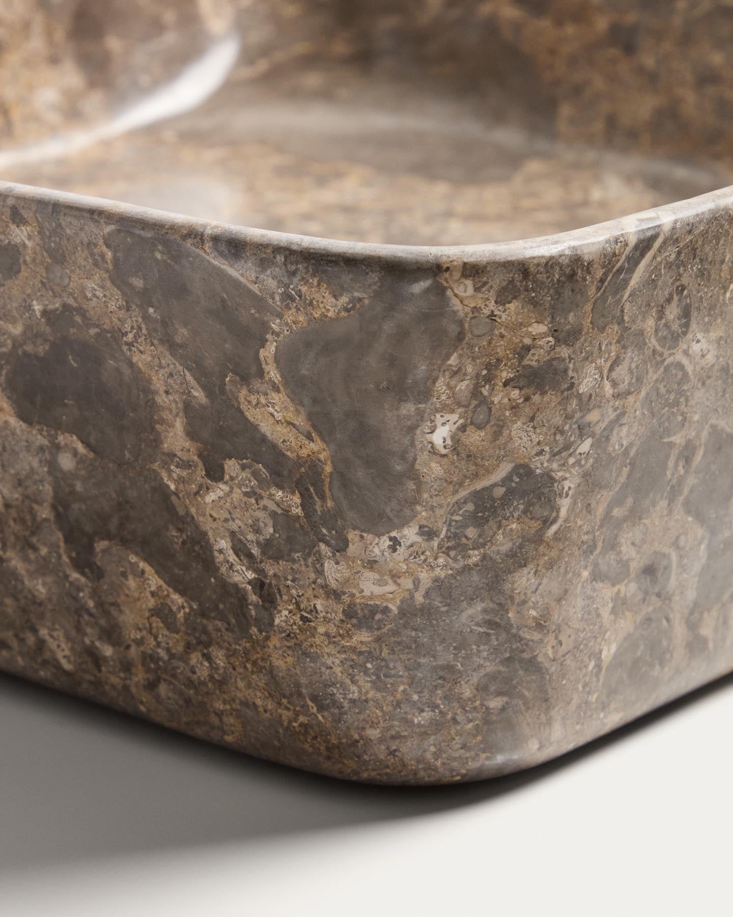 Aufsatzwaschbecken Darnen aus grauem Marmor, 40 x 40 cm in Grau präsentiert im Onlineshop von KAQTU Design AG. Badzubehör ist von Kave Home