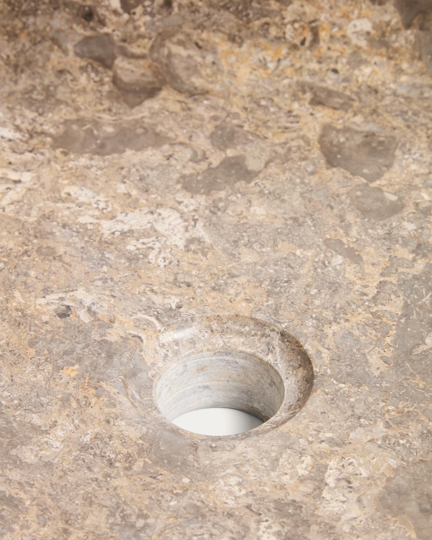 Aufsatzwaschbecken Darnen aus grauem Marmor, 40 x 40 cm in Grau präsentiert im Onlineshop von KAQTU Design AG. Badzubehör ist von Kave Home