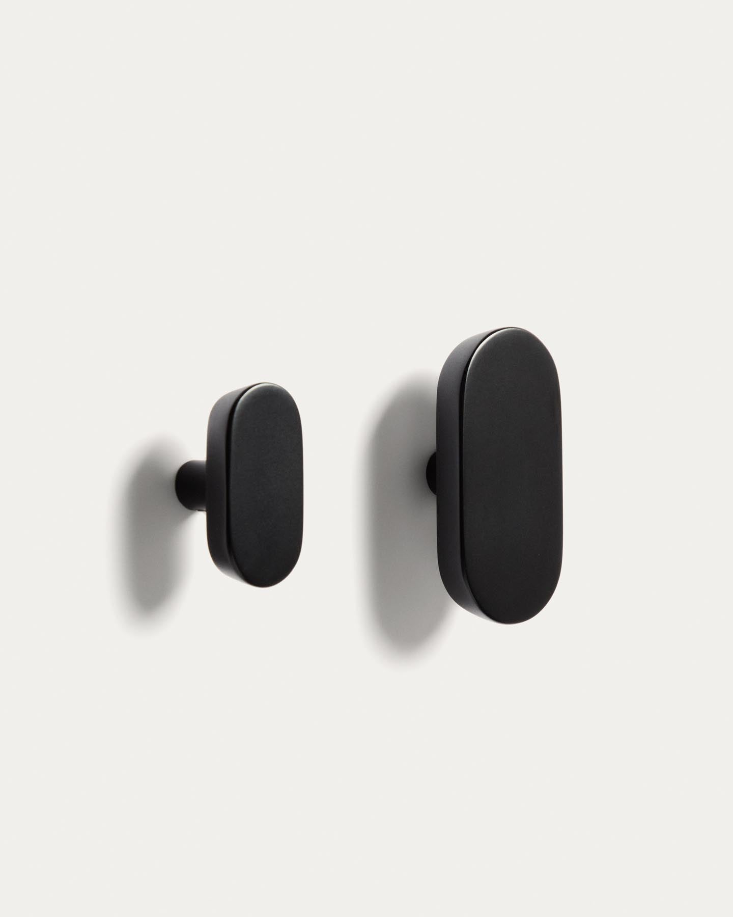 Set Arely aus 2 Kleiderhaken aus massivem Buchenholz mit schwarzer Lackierung, 6,5 cm/10 cm in Schwarz präsentiert im Onlineshop von KAQTU Design AG. Badzubehör ist von Kave Home