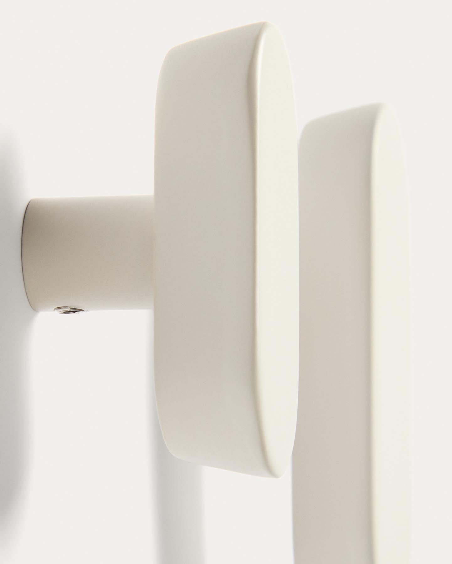 Set Arely aus 2 Kleiderhaken aus massivem Buchenholz mit beigefarbener Lackierung, 6,5 cm/10 cm in Beige präsentiert im Onlineshop von KAQTU Design AG. Badzubehör ist von Kave Home