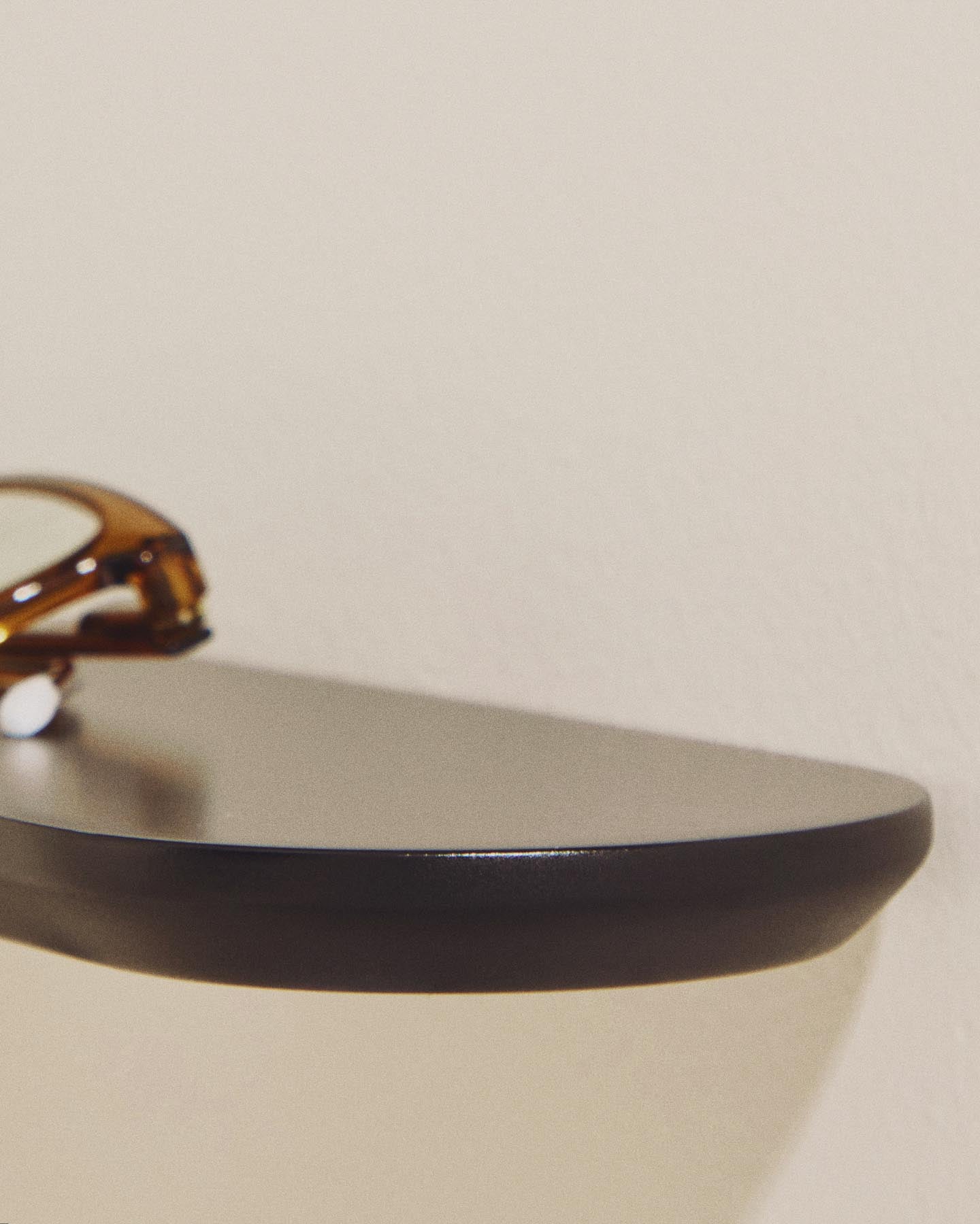 Set Arely aus 2 MDF-Regalen mit schwarzer Lackierung, 35 cm/55 cm in Schwarz präsentiert im Onlineshop von KAQTU Design AG. Badzubehör ist von Kave Home