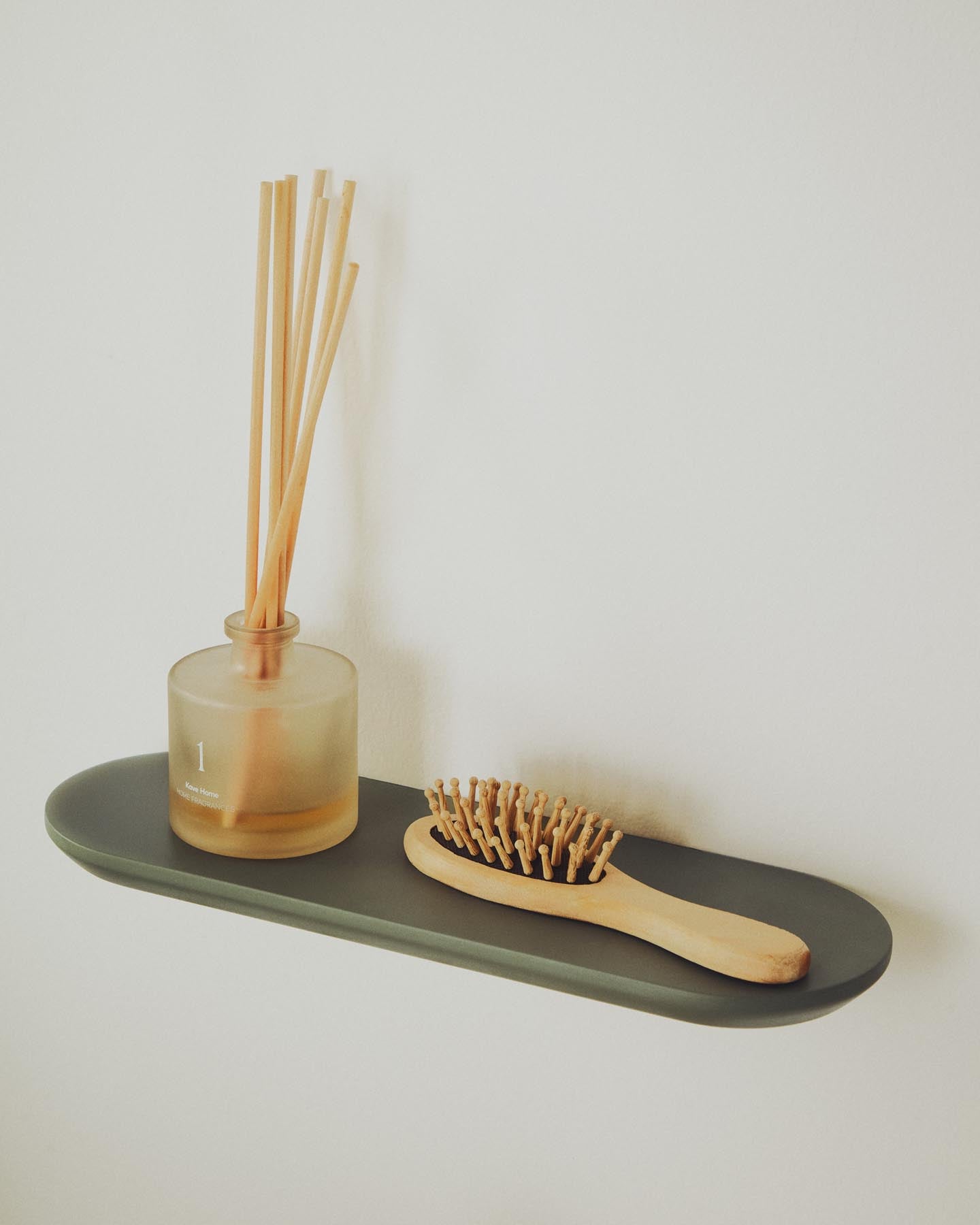 Set Arely aus 2 MDF-Regalen mit grüner Lackierung, 35 cm/55 cm in Grün präsentiert im Onlineshop von KAQTU Design AG. Badzubehör ist von Kave Home