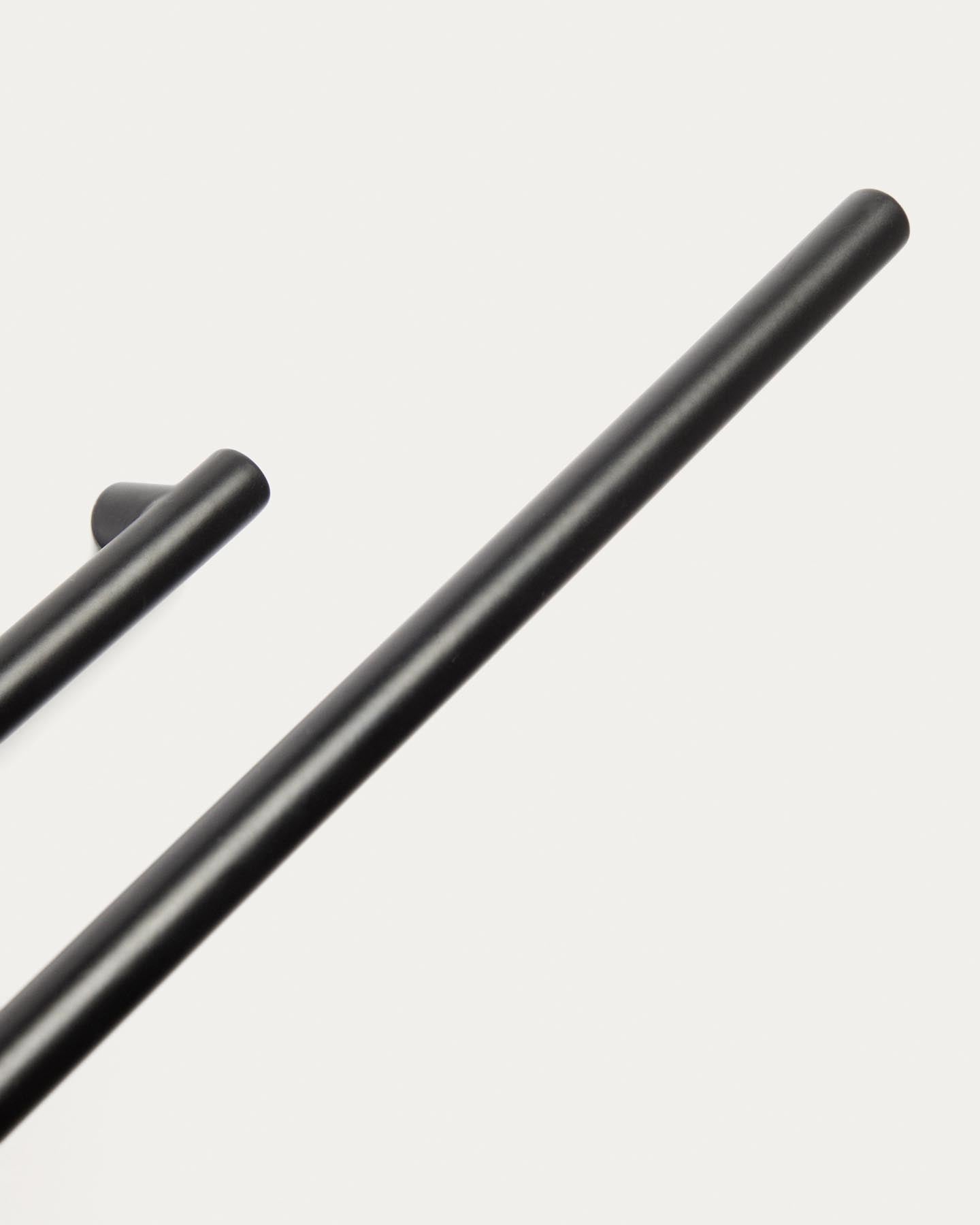 Handtuchhalter Arely mit schwarzem Metallarm in Schwarz präsentiert im Onlineshop von KAQTU Design AG. Badutensilien ist von Kave Home