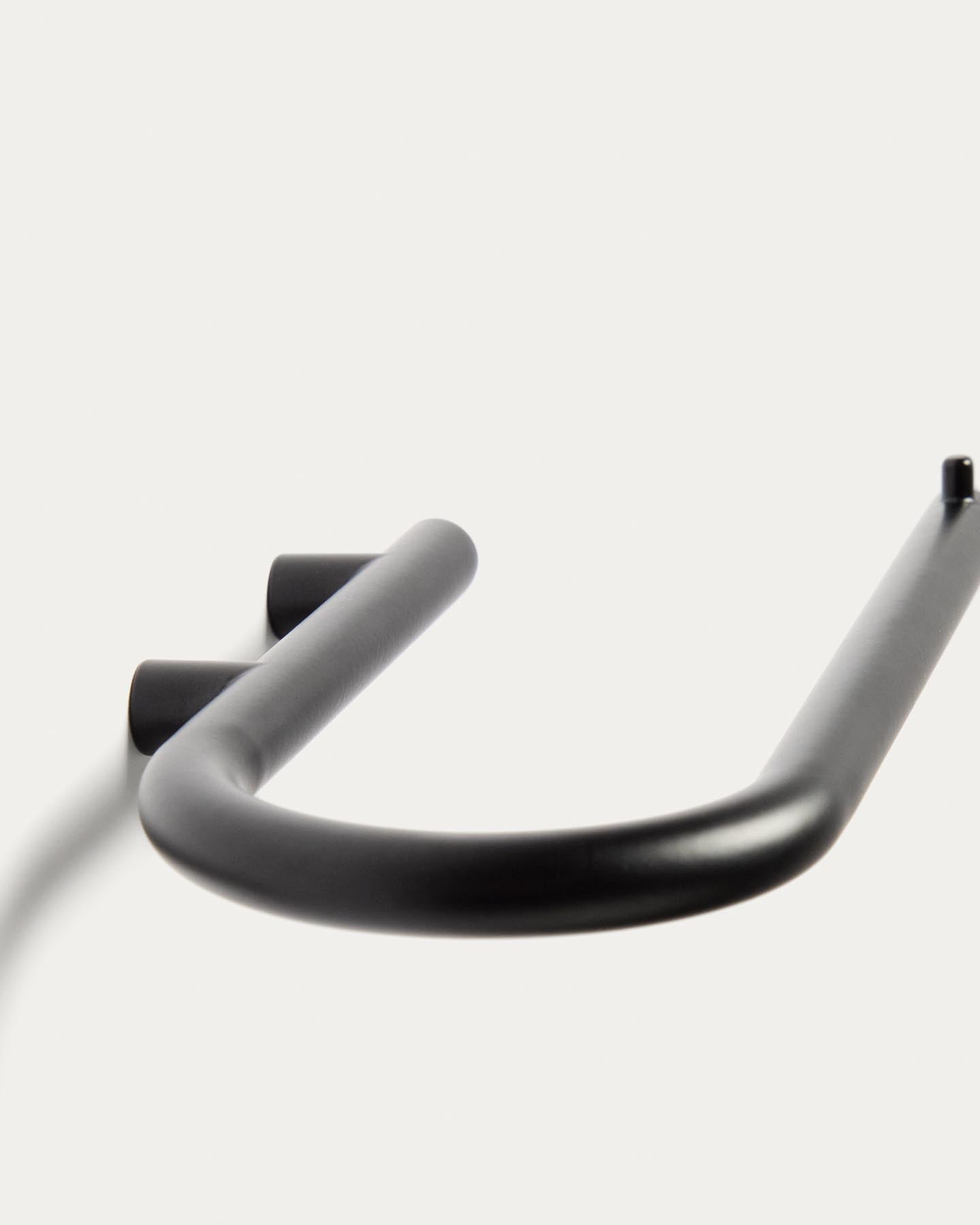 Toilettenpapierhalter Arely aus schwarzem Metall in Schwarz präsentiert im Onlineshop von KAQTU Design AG. Badutensilien ist von Kave Home