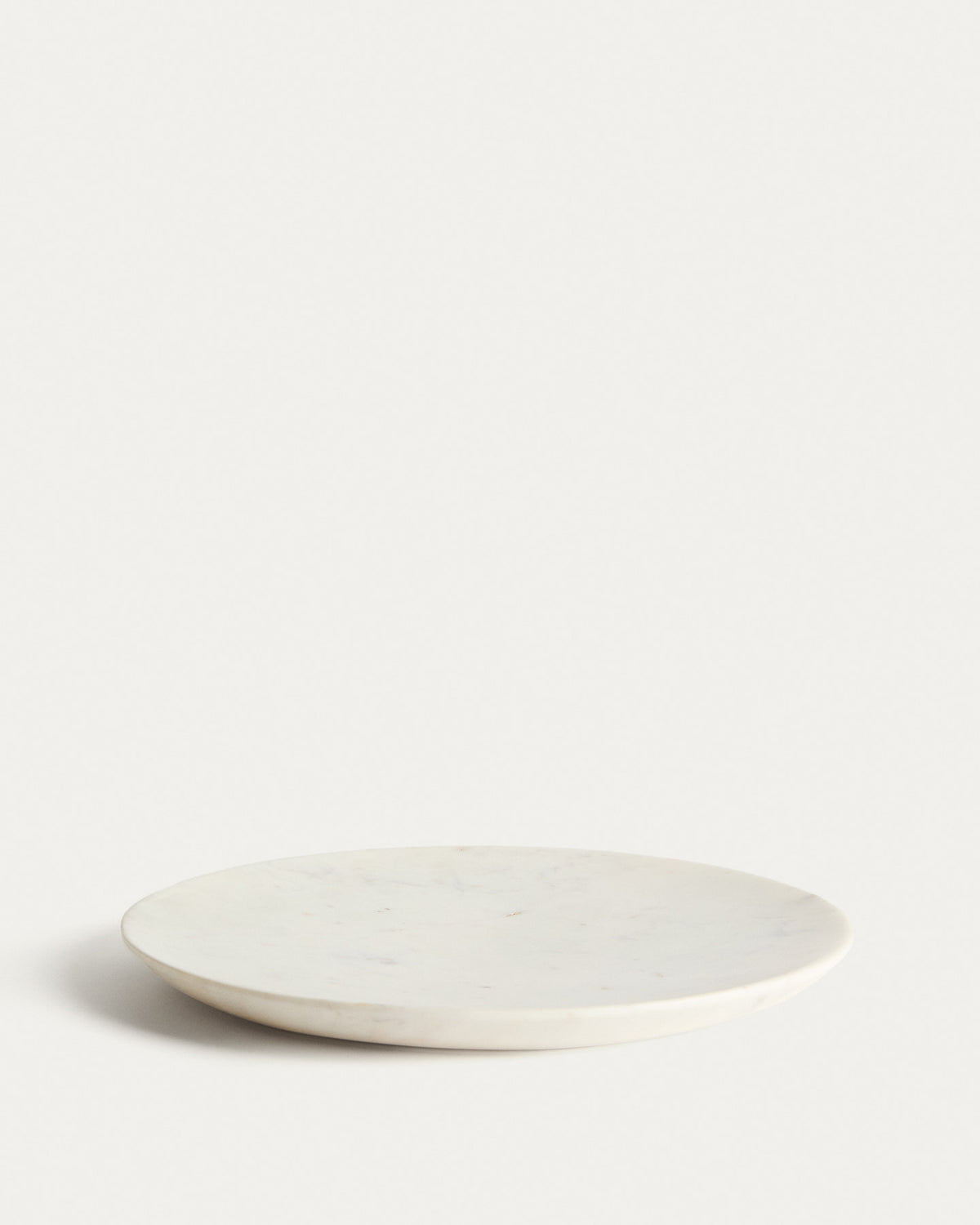 Flacher Teller Erefi aus weissem Marmor in Grau, Weiss präsentiert im Onlineshop von KAQTU Design AG. Teller ist von Kave Home