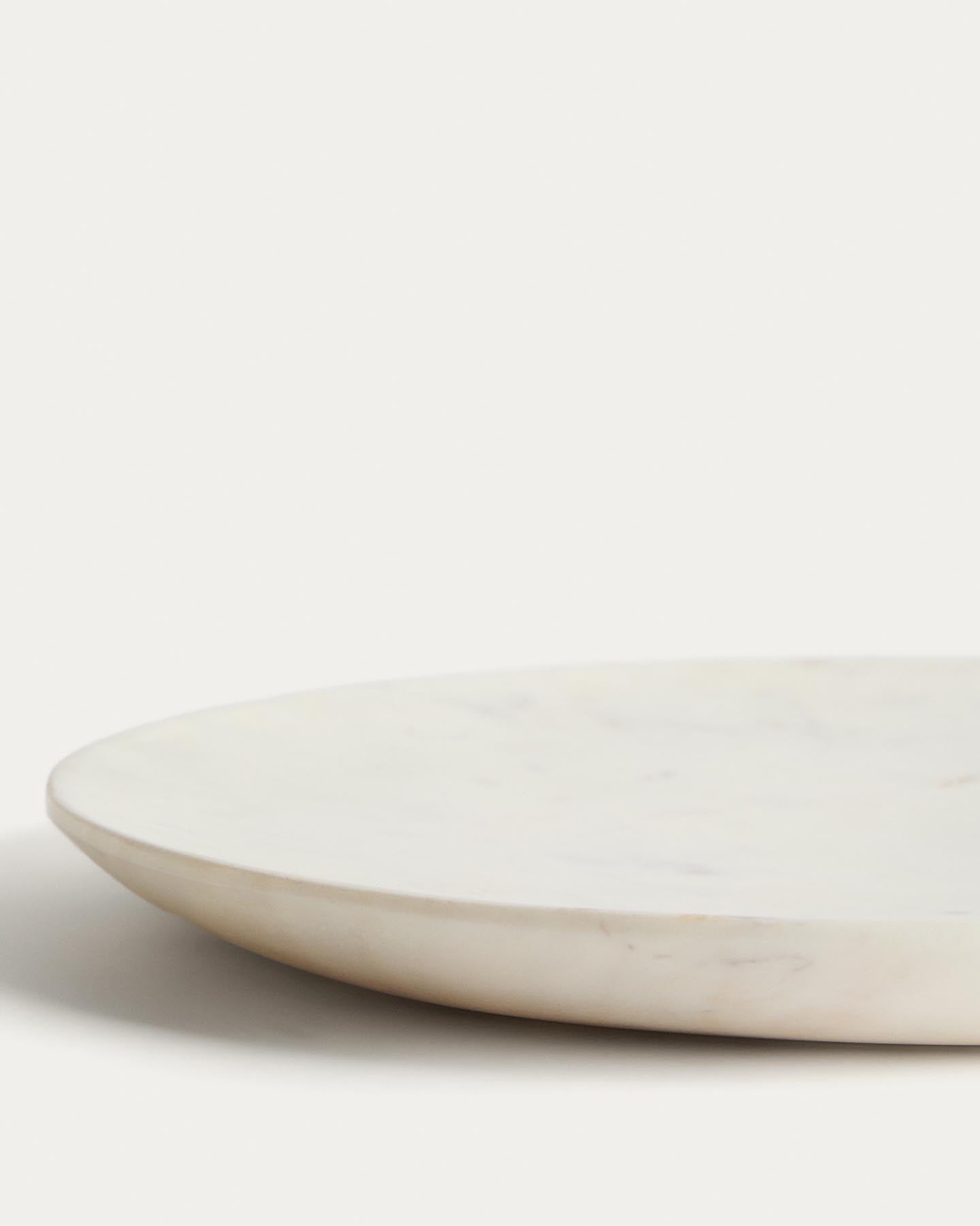 Flacher Teller Erefi aus weissem Marmor in Grau präsentiert im Onlineshop von KAQTU Design AG. Teller ist von Kave Home