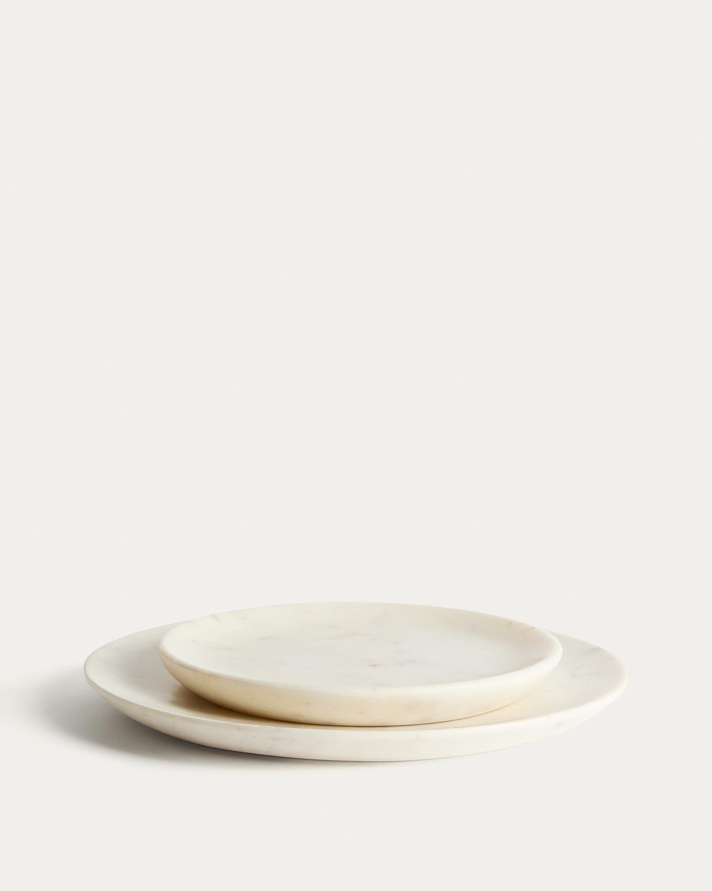 Flacher Teller Erefi aus weissem Marmor in Grau präsentiert im Onlineshop von KAQTU Design AG. Teller ist von Kave Home