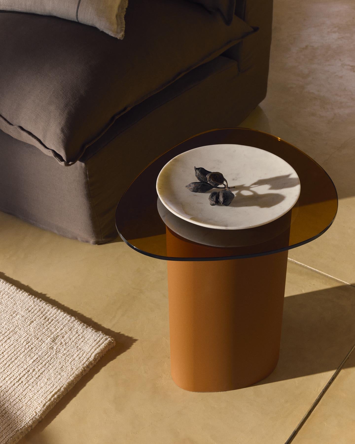 Flacher Teller Erefi aus weissem Marmor in Grau präsentiert im Onlineshop von KAQTU Design AG. Teller ist von Kave Home