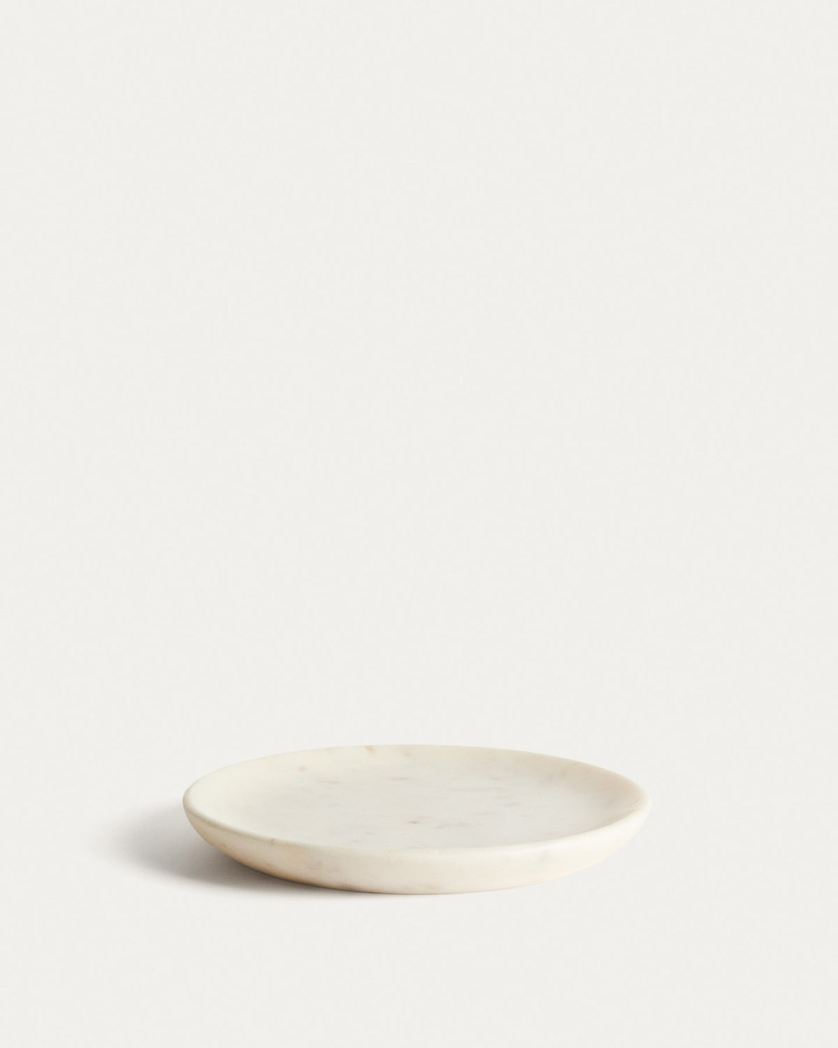 Dessertteller Erefi aus weissem Marmor in Grau, Weiss präsentiert im Onlineshop von KAQTU Design AG. Dessertteller ist von Kave Home
