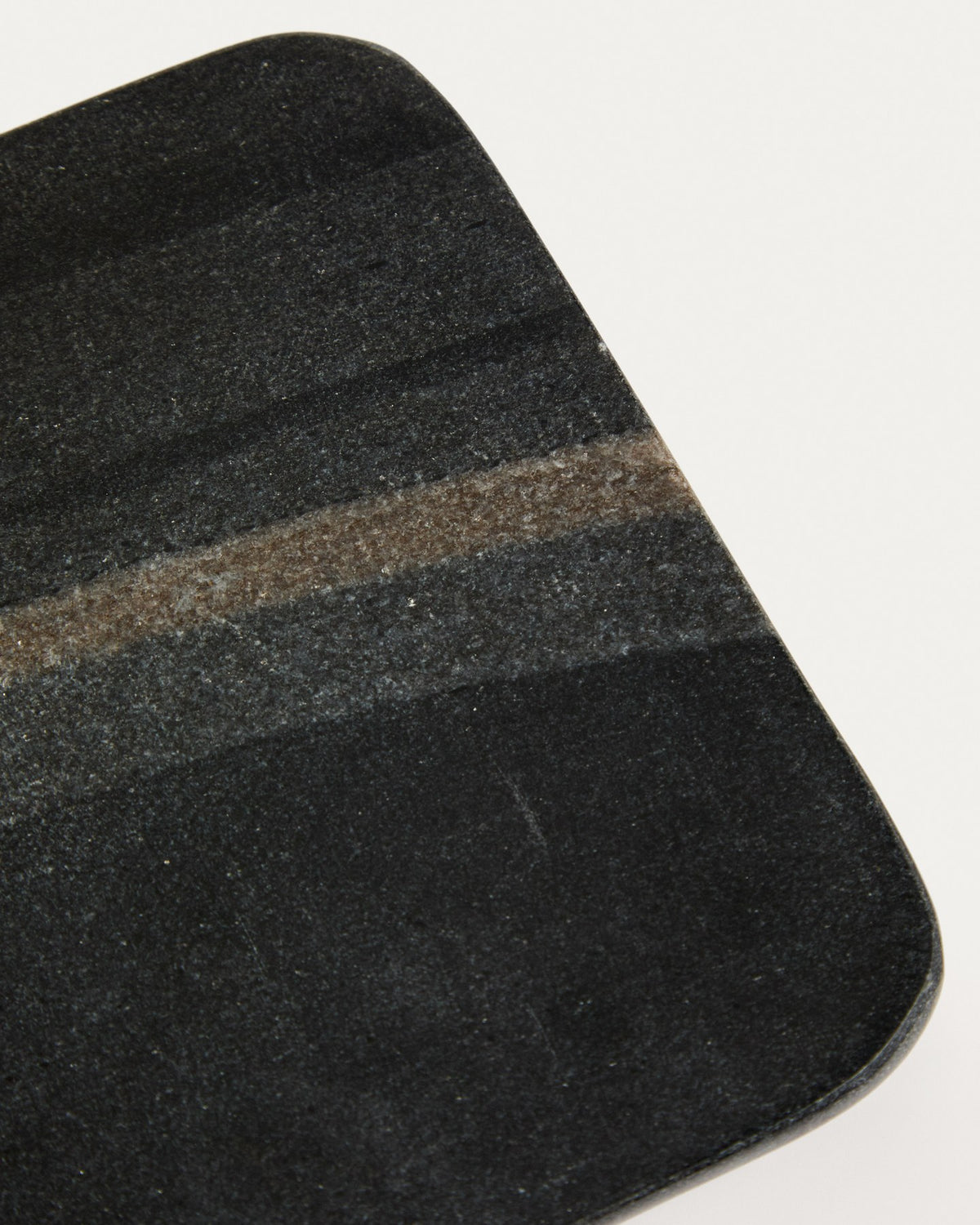Dunkelgraues Marmortablett mit rechteckiger Form, glatter mineralischer Oberfläche und natürlicher Maserung als Badzubehör.