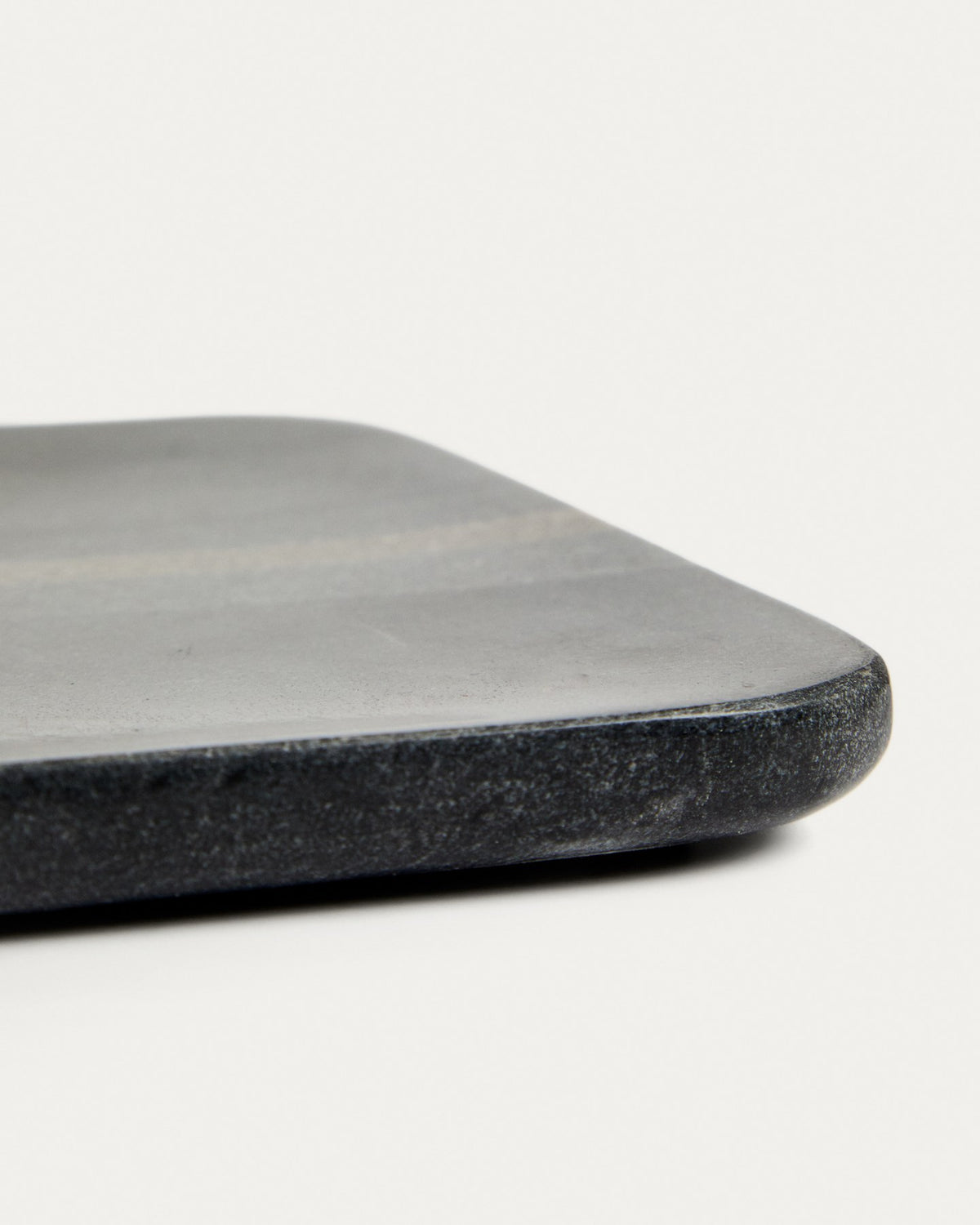 Dunkelgraues Marmortablett mit rechteckiger Form, glatter mineralischer Oberfläche und natürlicher Maserung als Badzubehör.