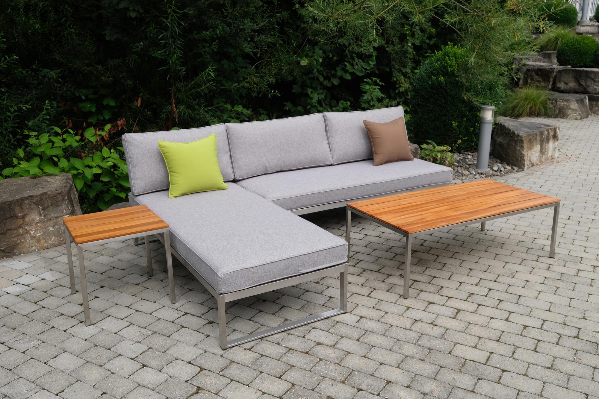 Vielseitiger Hocker und Beistelltisch Verona aus hochwertigem Teakholz, perfekt für entspannte Stunden im Freien und stilvolle Gartengestaltung.