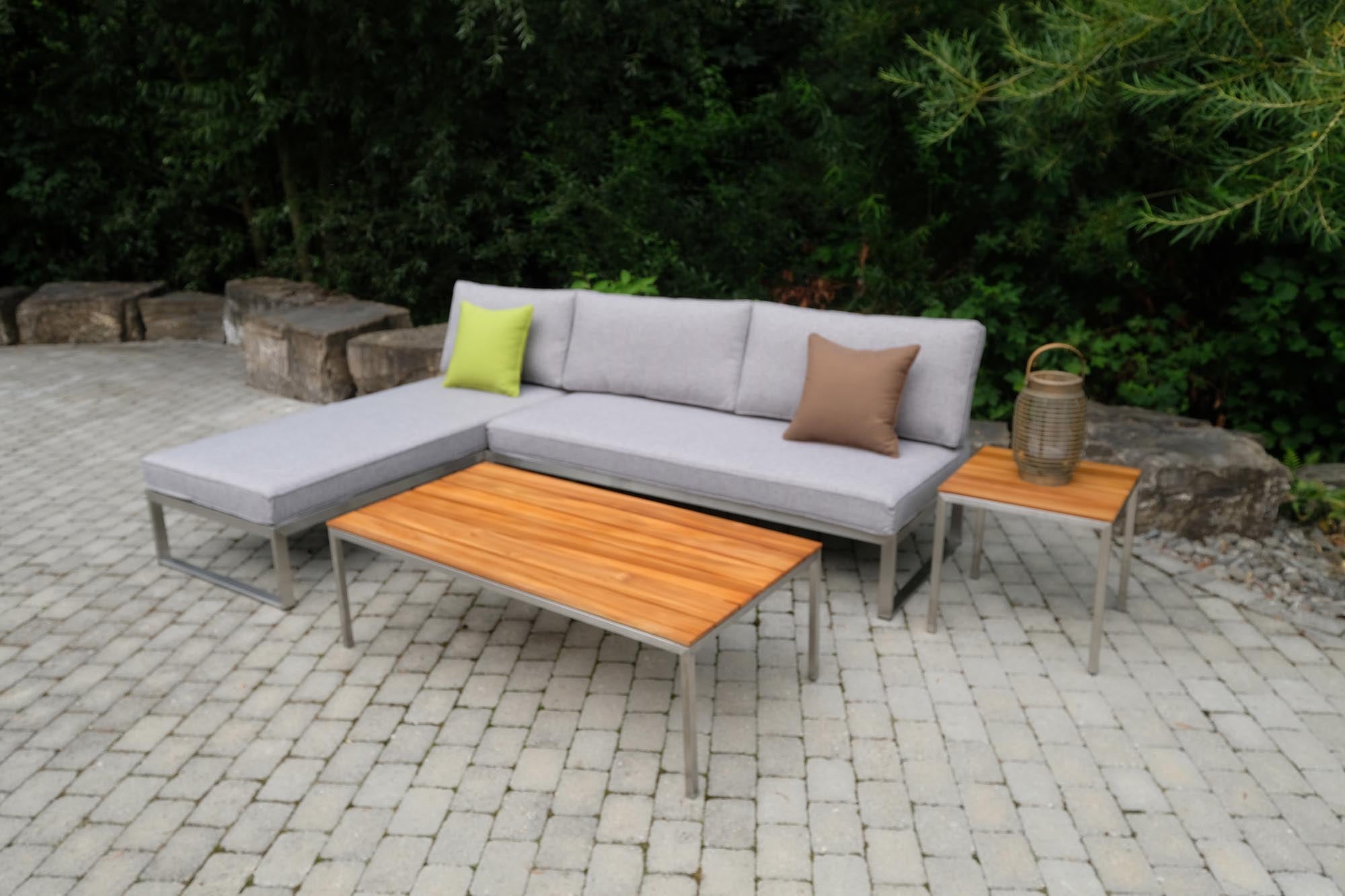 Eleganter Hocker und Beistelltisch Verona aus robustem Teakholz, ideal für den Außenbereich und eine stilvolle Gartengestaltung.