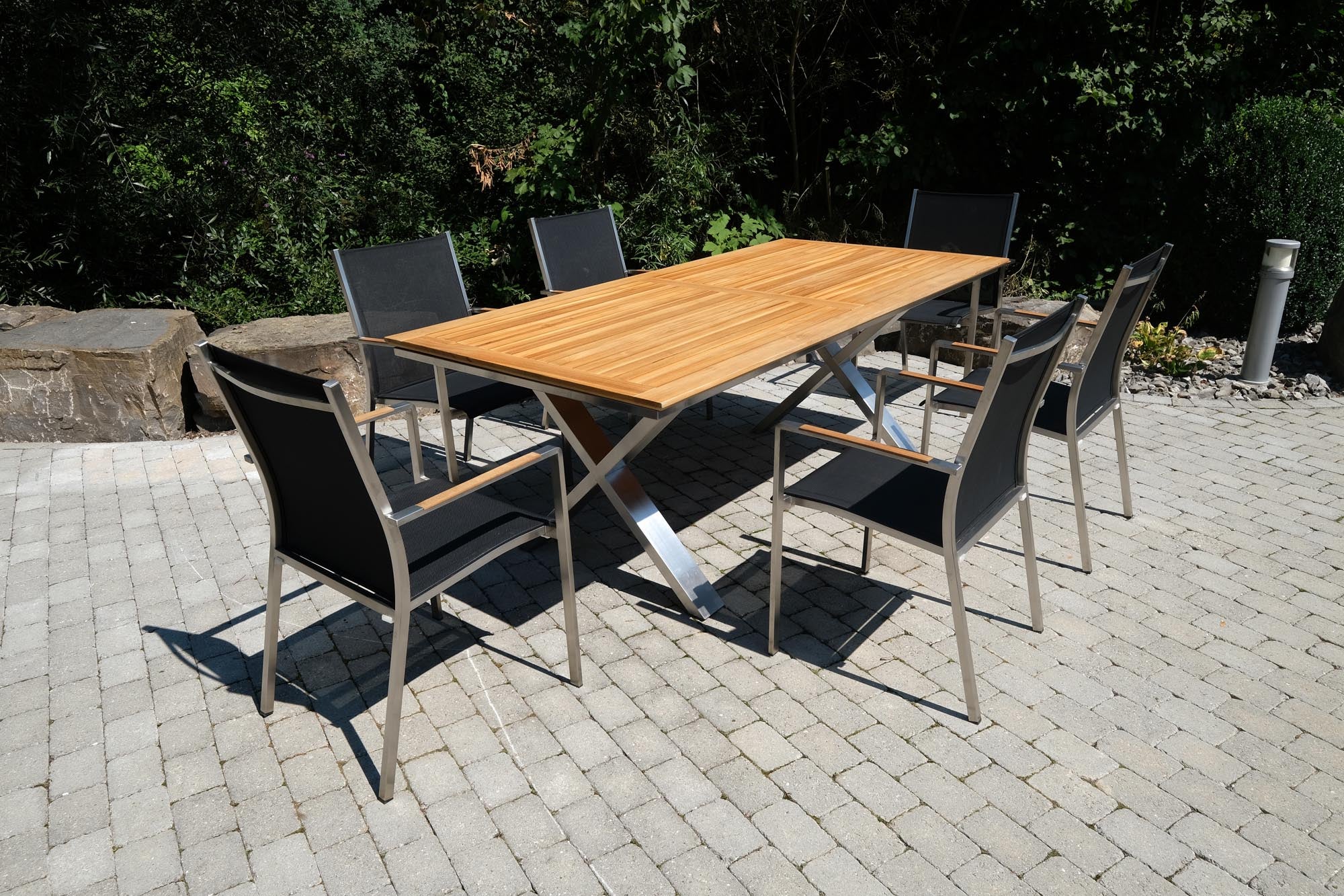 Moderner Gartenstuhl Florio II mit hochwertigen Teak-Armlehnen, perfekt für gemütliche Momente im Garten oder auf der Terrasse.