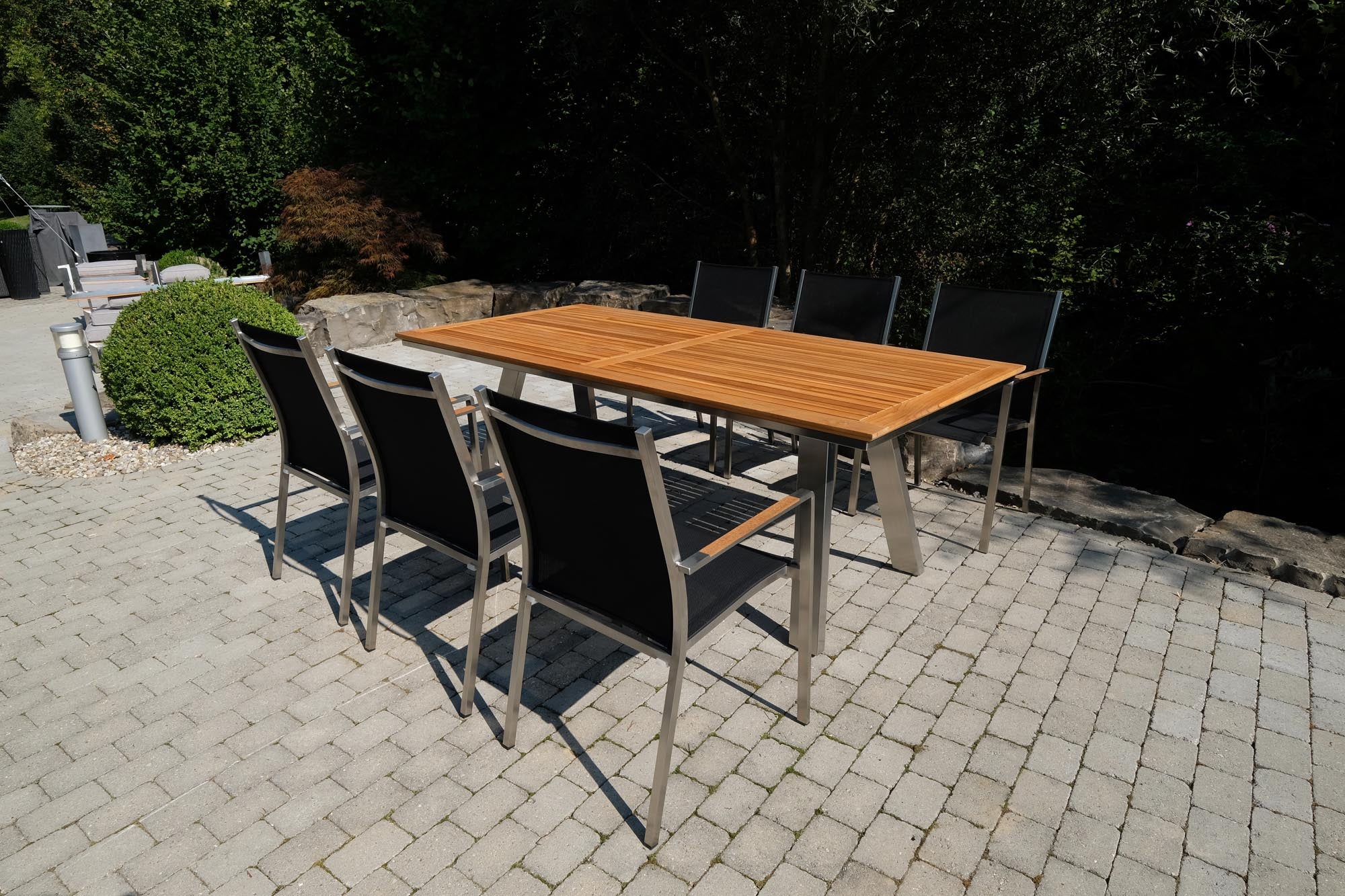 Moderner Gartenstuhl Florio II mit hochwertigen Teak-Armlehnen, perfekt für gemütliche Stunden im Garten oder auf der Terrasse.