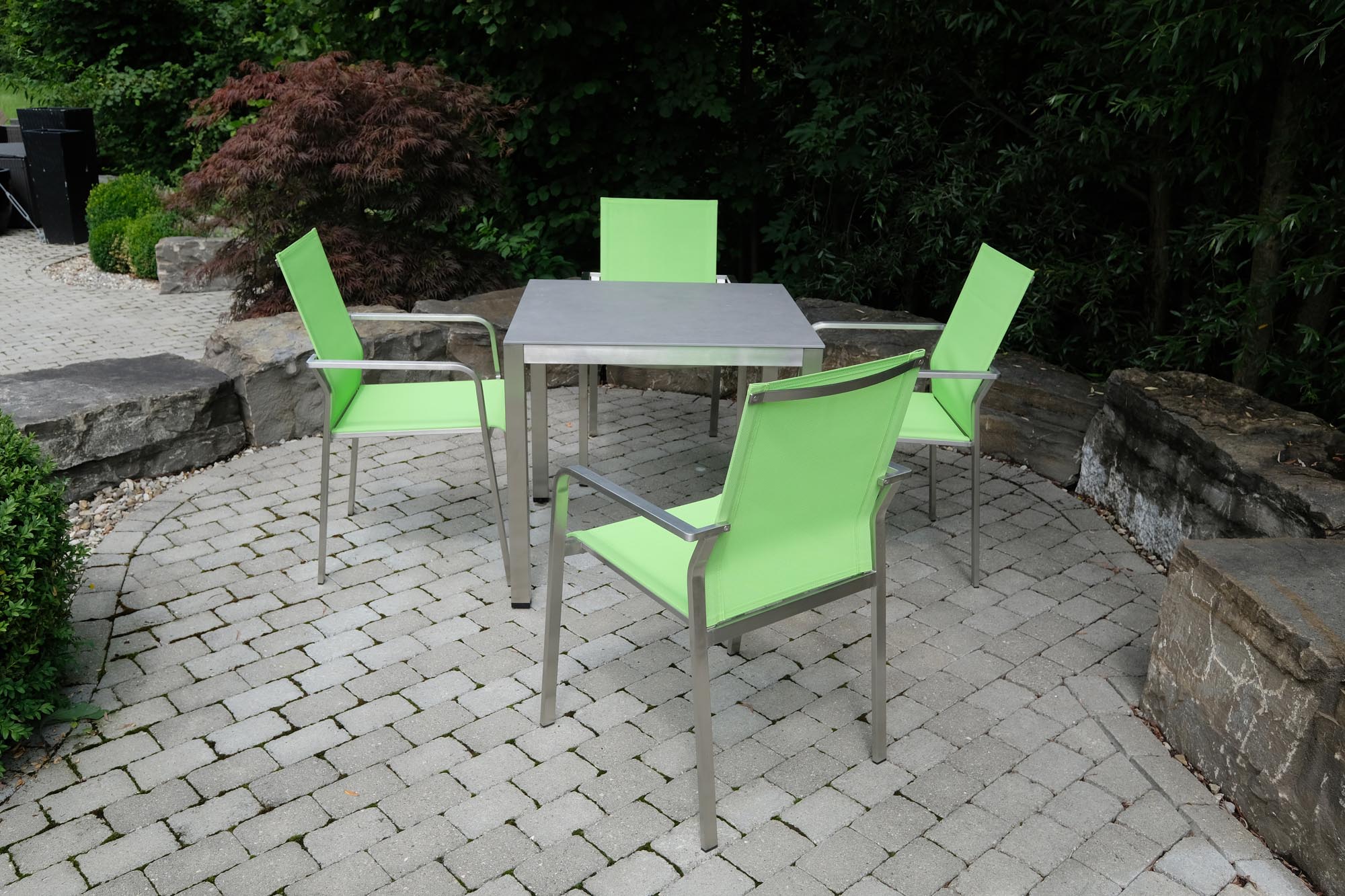 Eleganter Gartenstuhl Venedig in frischem Grün, ideal für entspannte Stunden im Freien. Hochwertige Verarbeitung von Be Garden.