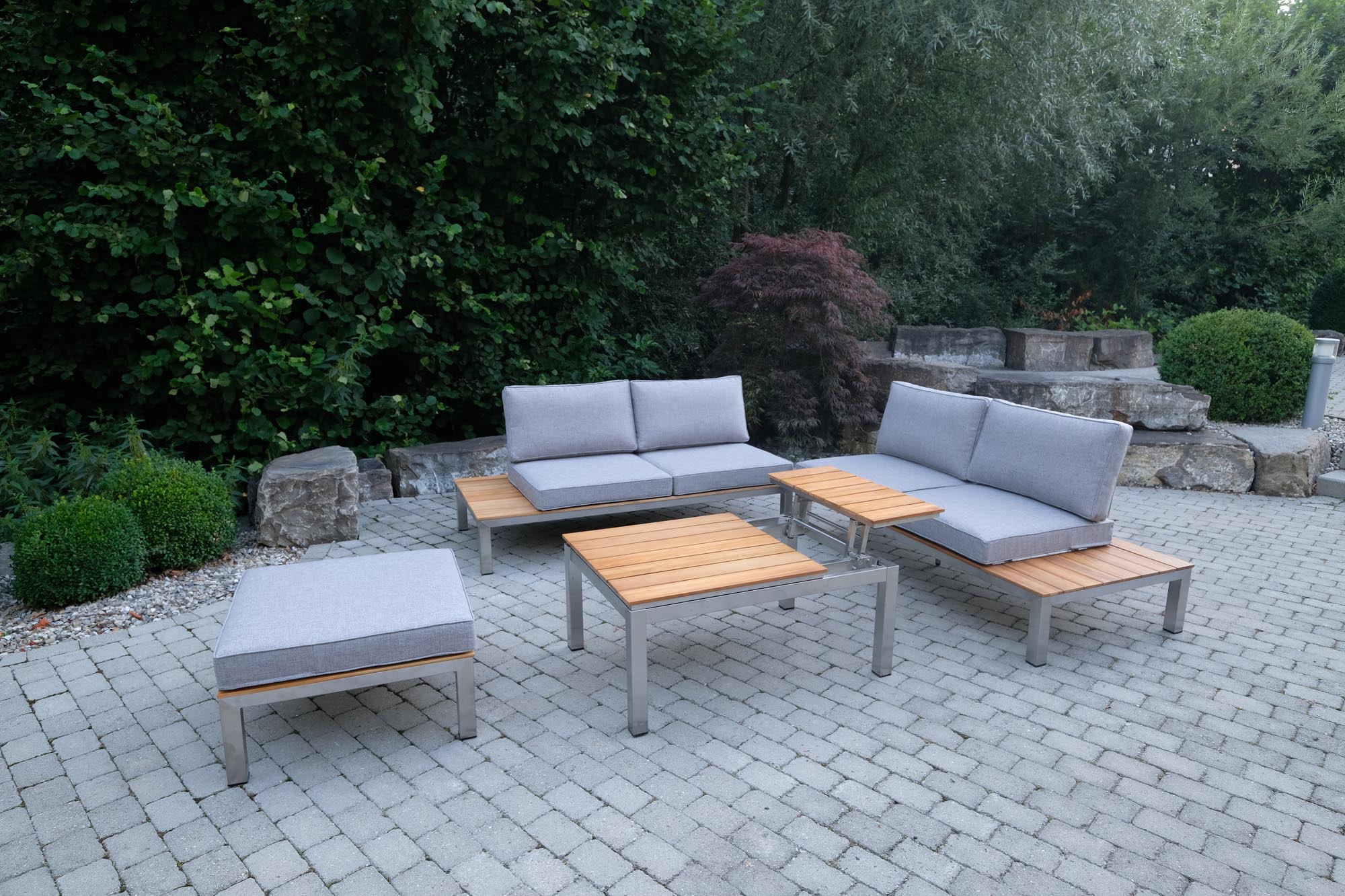 Stilvoller Loungetisch Verona von Be Garden aus hochwertigem Teakholz, perfekt für gemütliche Stunden im Freien und moderne Terrassengestaltung.