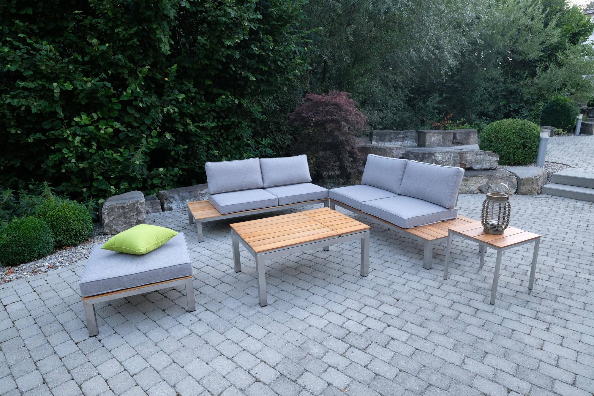 Eleganter Funktions-Couchtisch Verona von Be Garden, gefertigt aus edlem Teakholz, ideal für entspannte Momente im Freien.