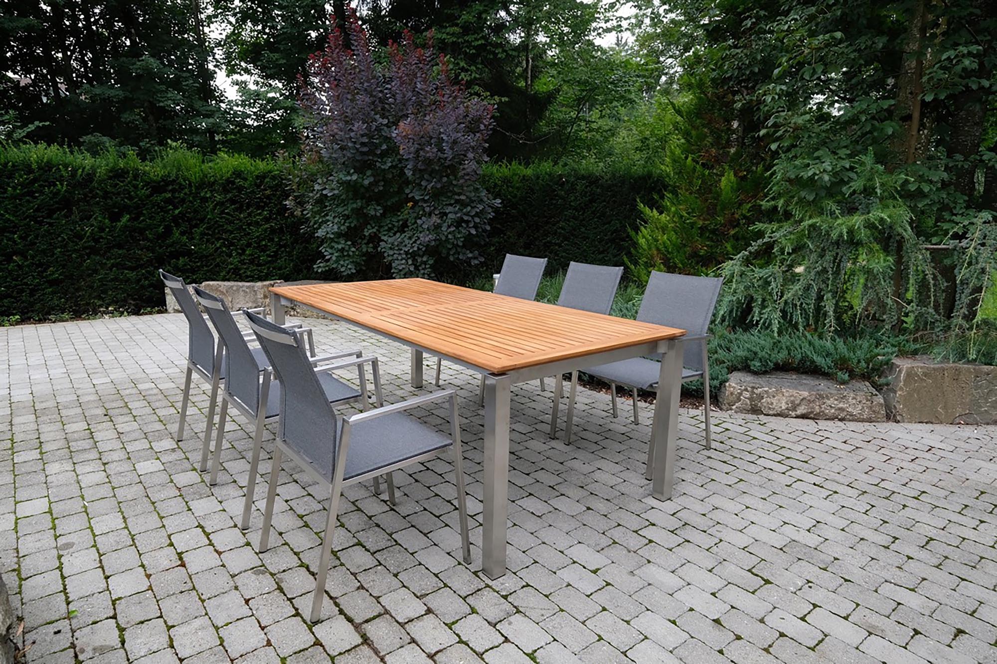 Stilvoller Gartentisch Portofino aus Teakholz von Be Garden, perfekt für entspannte Stunden im Freien mit natürlichem Charme.