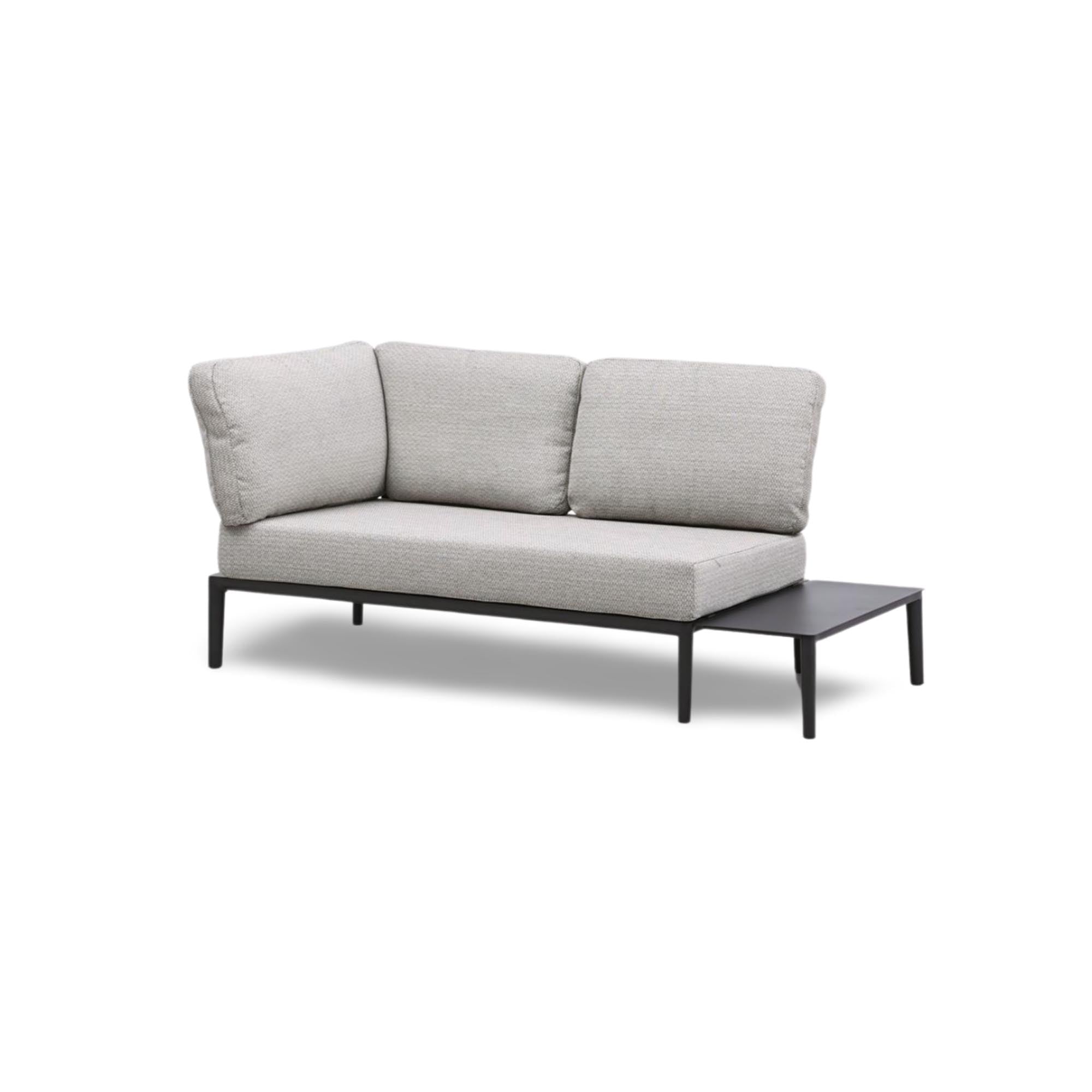 Modernes Gartensofa für zwei Personen mit praktischer Ecke, in edlem Anthrazit, perfekt für gemütliche Stunden im Garten.