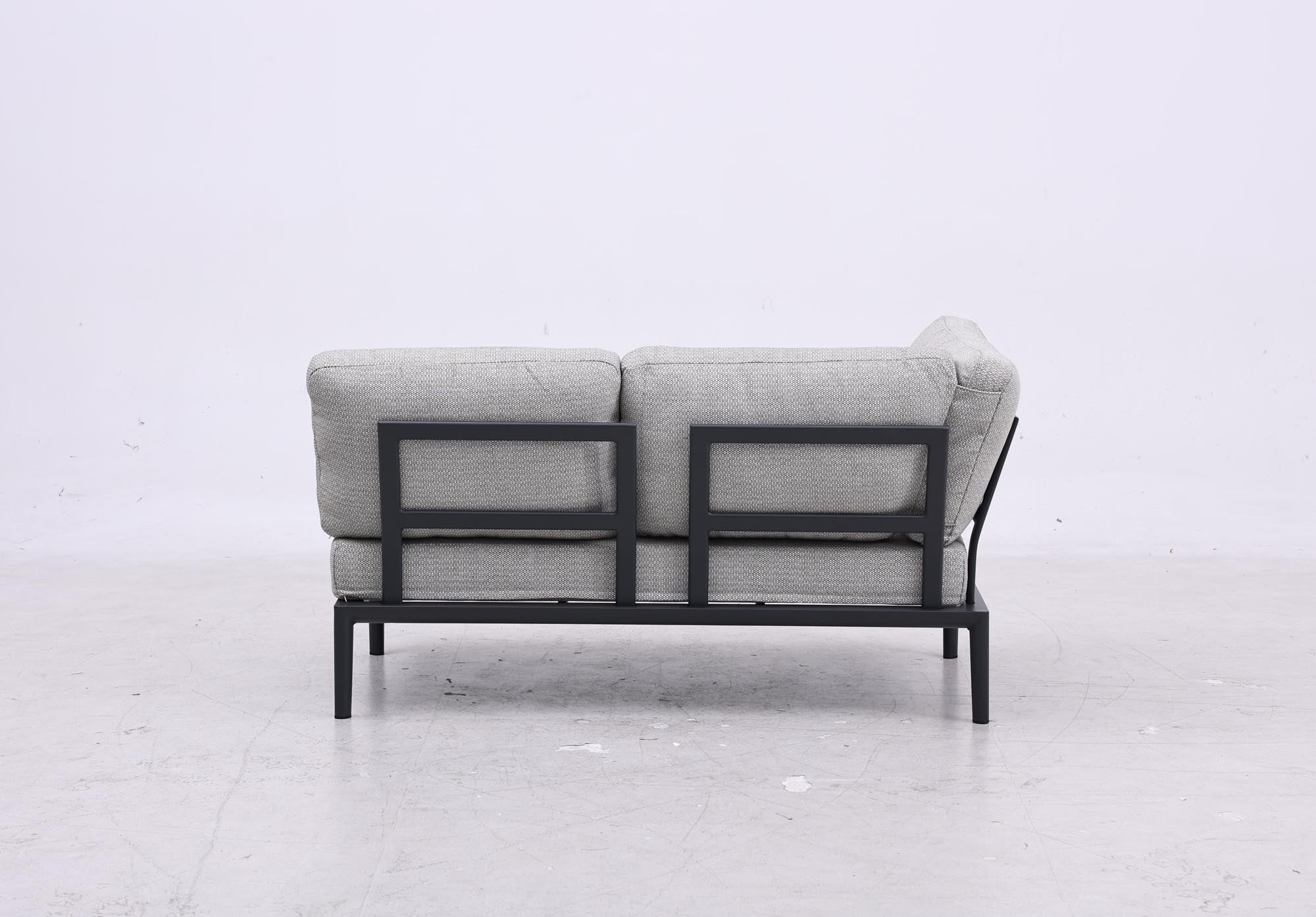 Modernes 2-Sitzer Gartensofa mit praktischer Ecke in edlem Anthrazit, perfekt für gemütliche Stunden im Garten oder auf der Terrasse.