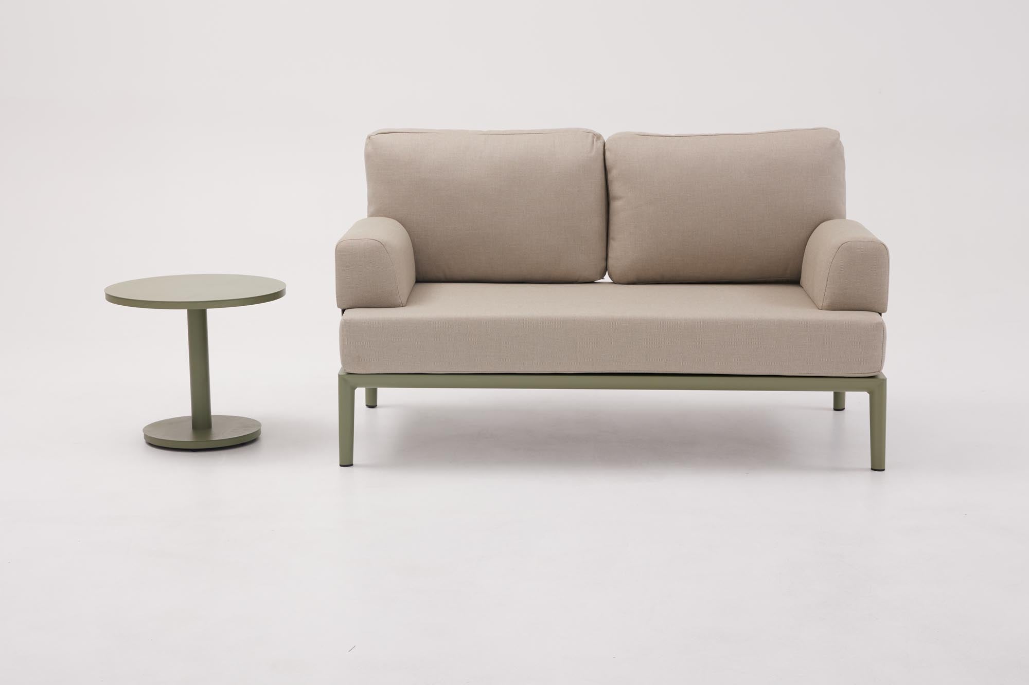 Stilvolle Armlehne in Oliv-Grün für das Fiore Outdoor Sofa von Be Garden, perfekt für gemütliche Stunden im Freien.
