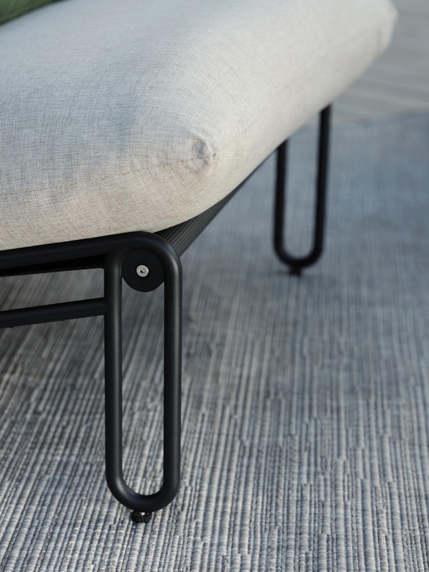 Eleganter Blixt Lounger von Be Garden, perfekt für gemütliche Momente im Freien. Hochwertige Materialien und zeitgemäße Ästhetik für jeden Außenbereich.