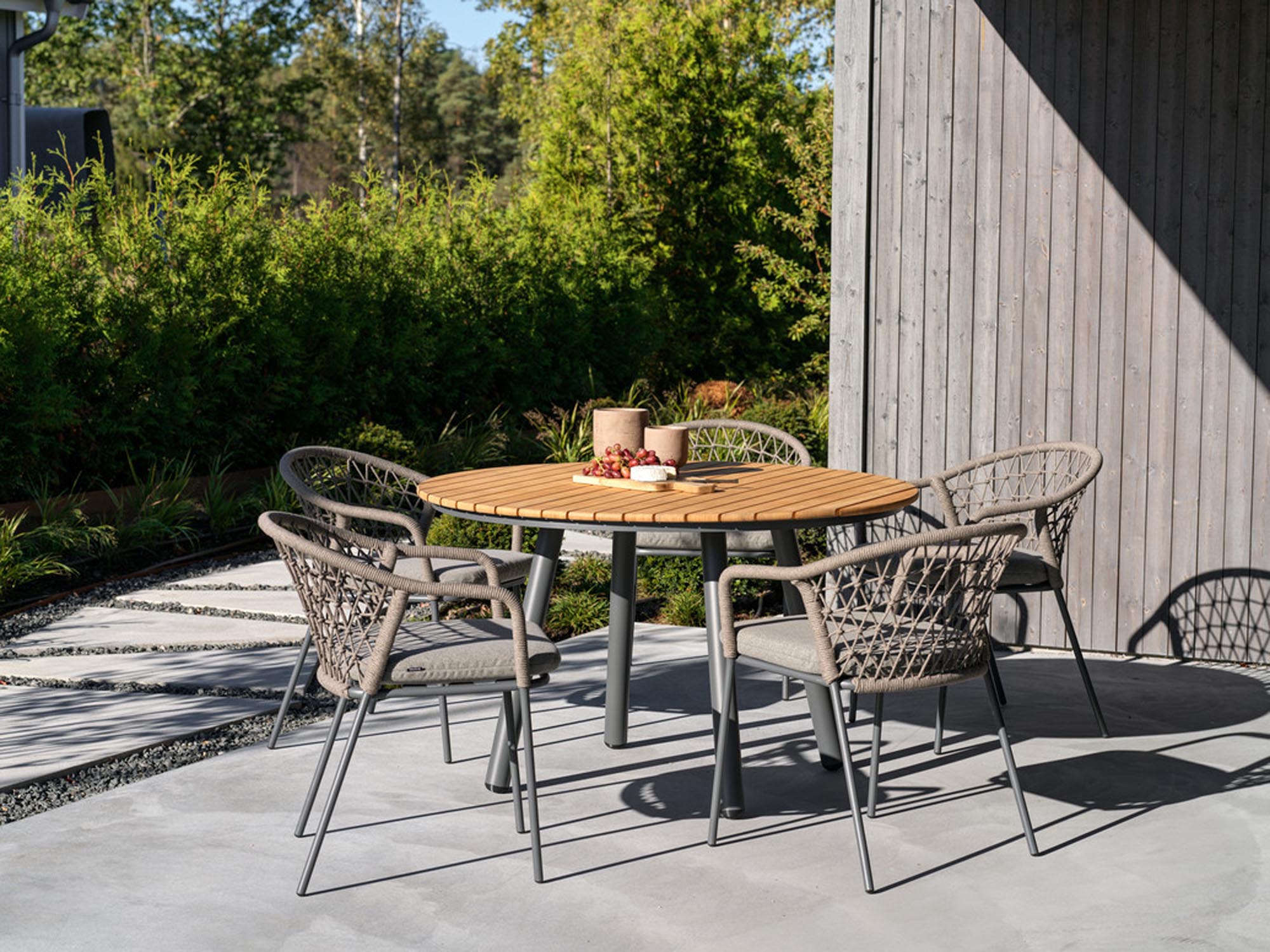 Eleganter Gartenstuhl Brady mit Armlehnen von Be Garden, ideal für entspannte Stunden im Freien. Stilvolles Design und Komfort vereint.