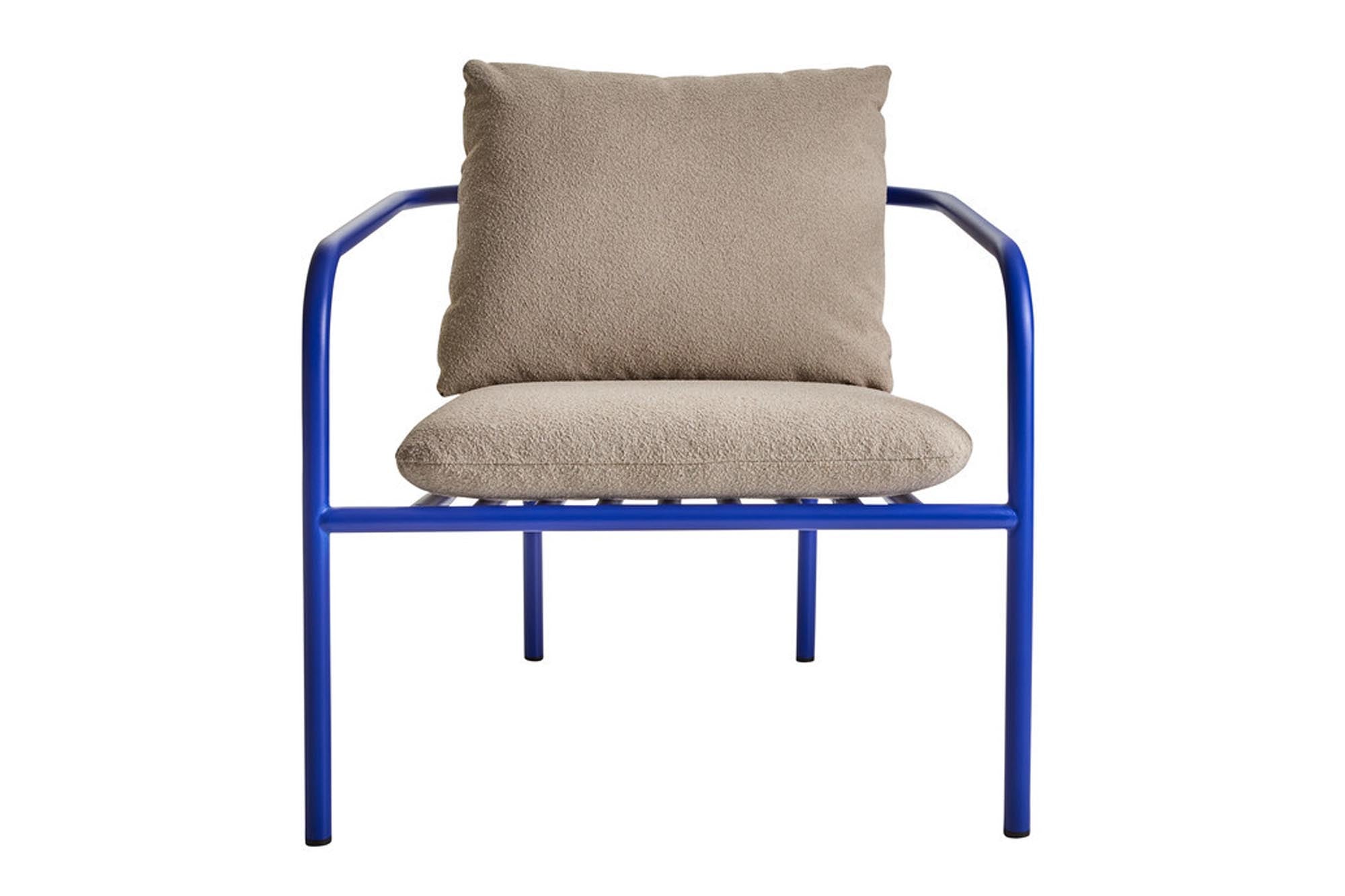 Stylischer Outdoor-Sessel Bendt mit bequemen Armlehnen, ideal für gemütliche Momente im Garten, in ansprechenden Blau- und Beigetönen.