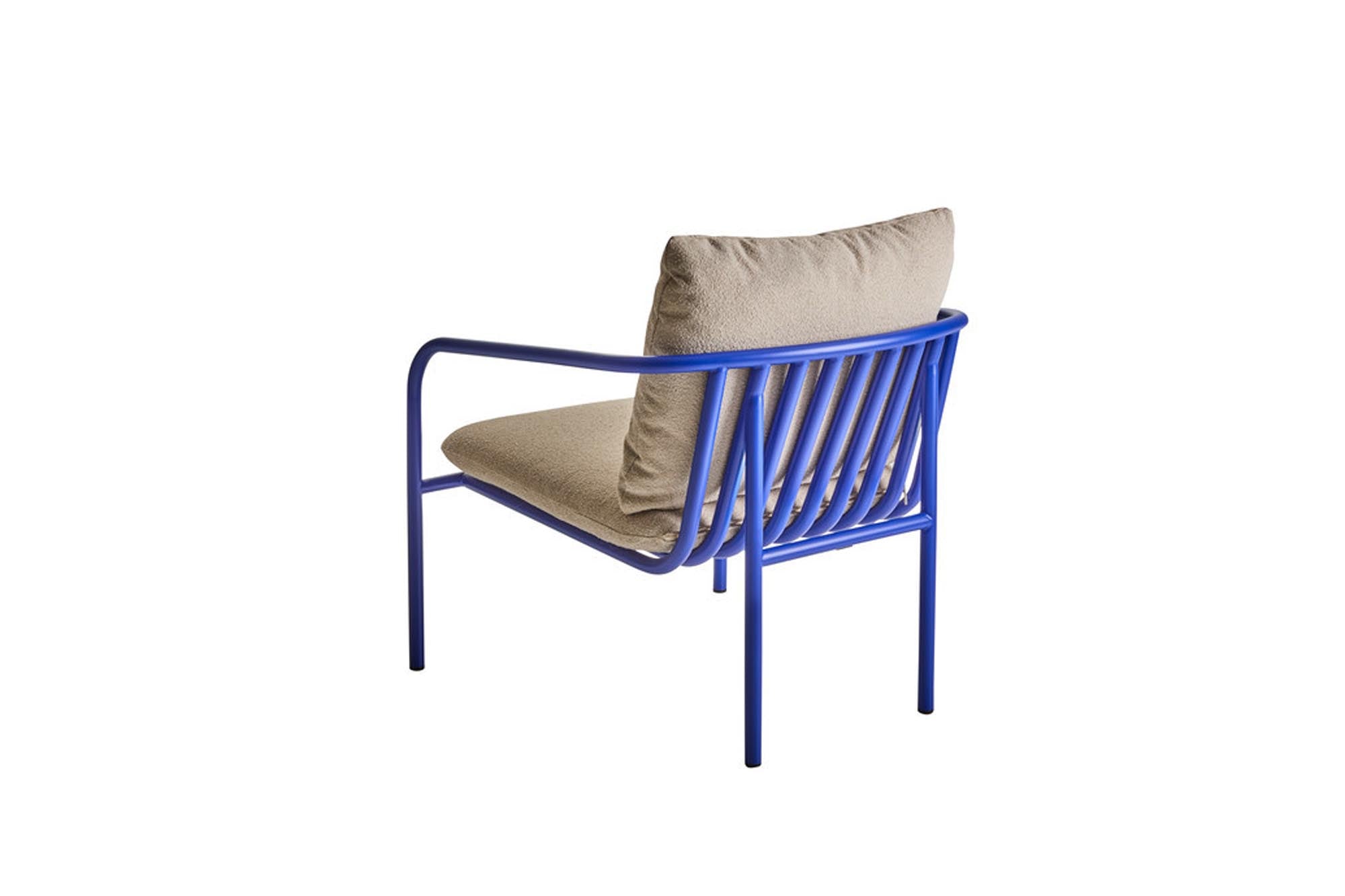 Eleganter Gartensessel Bendt mit komfortablen Armlehnen, perfekt für entspannte Stunden im Freien, in harmonischen Blau- und Beigetönen.