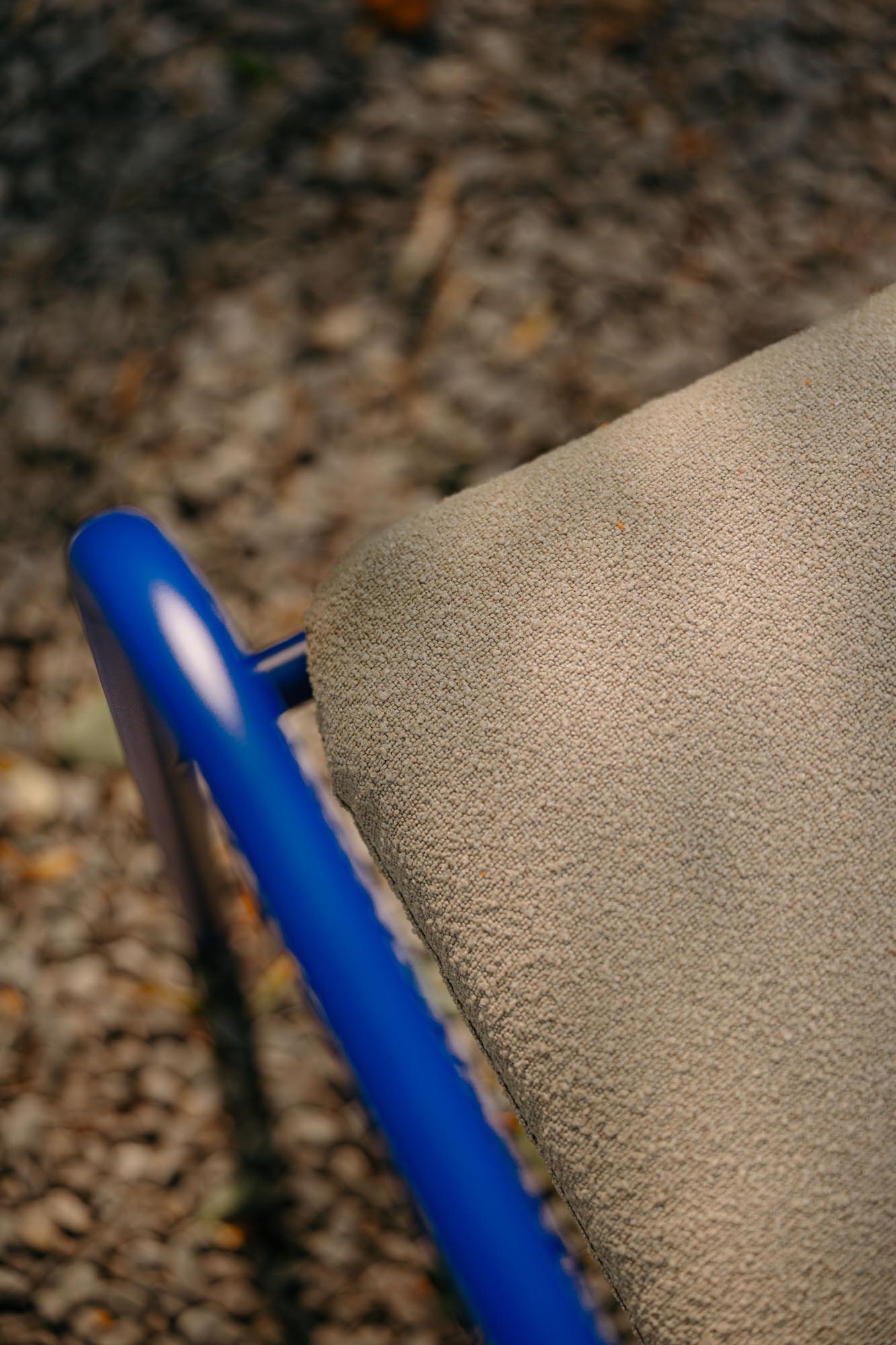 Eleganter Gartensessel Bendt in harmonischem Blau-Beige, perfekt für entspannte Stunden im Freien, ob im Garten oder auf der Terrasse.