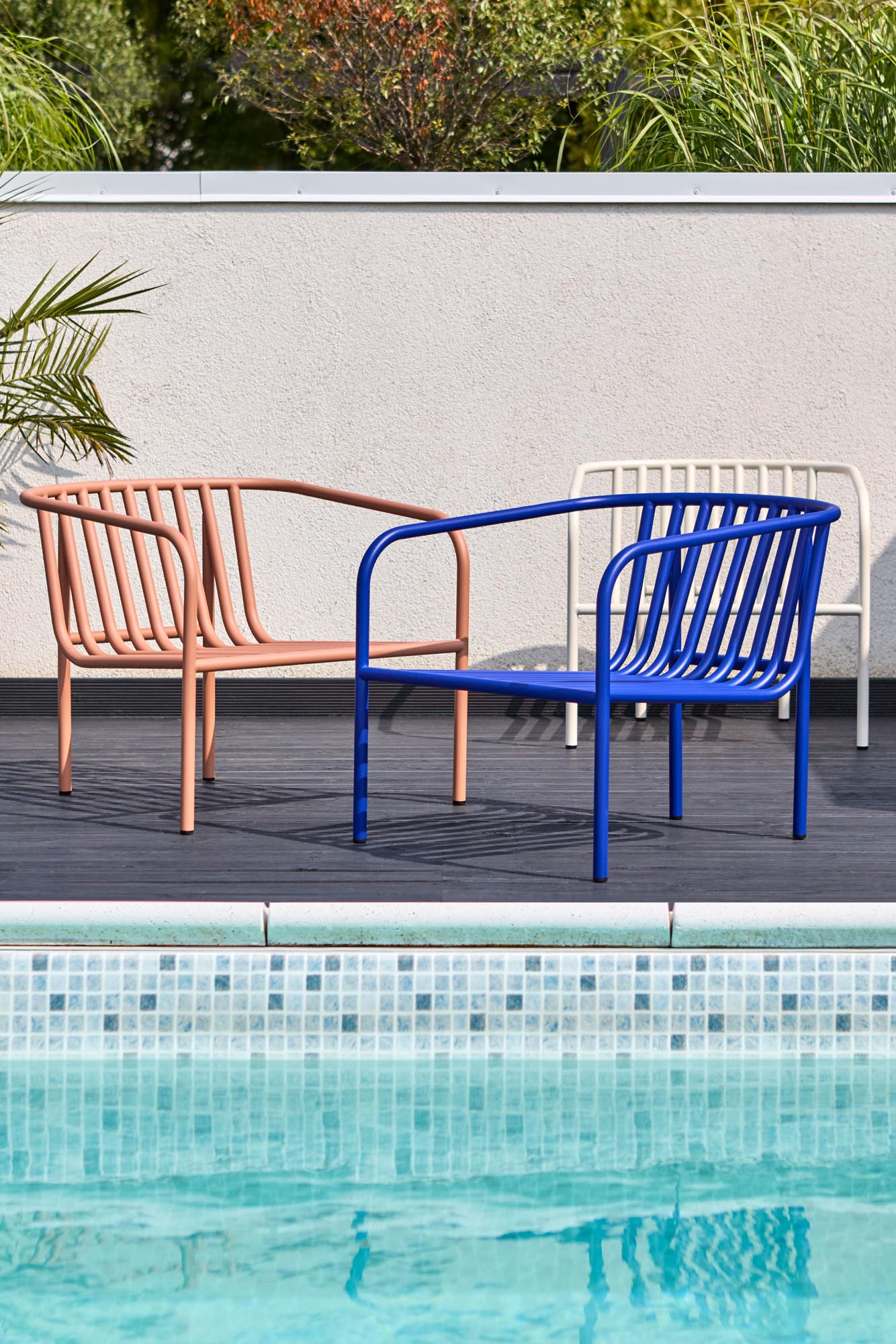 Eleganter Gartensessel Bendt mit komfortablen Armlehnen, perfekt für entspannte Stunden im Freien in harmonischen Blau- und Beigetönen.