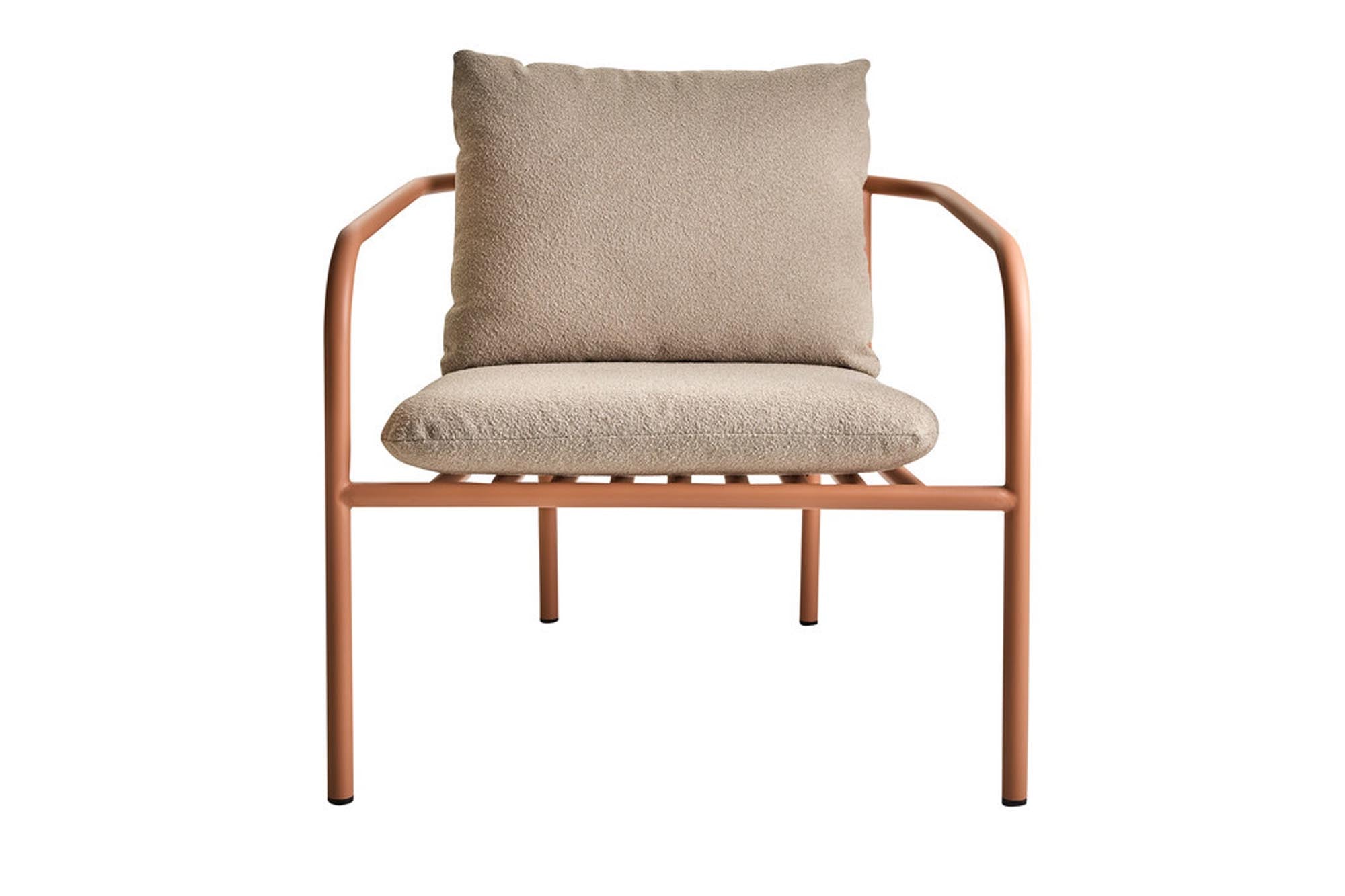 Eleganter Gartensessel Bendt mit komfortablen Armlehnen in sanften Pfirsich- und Beigetönen, perfekt für entspannte Stunden im Freien.