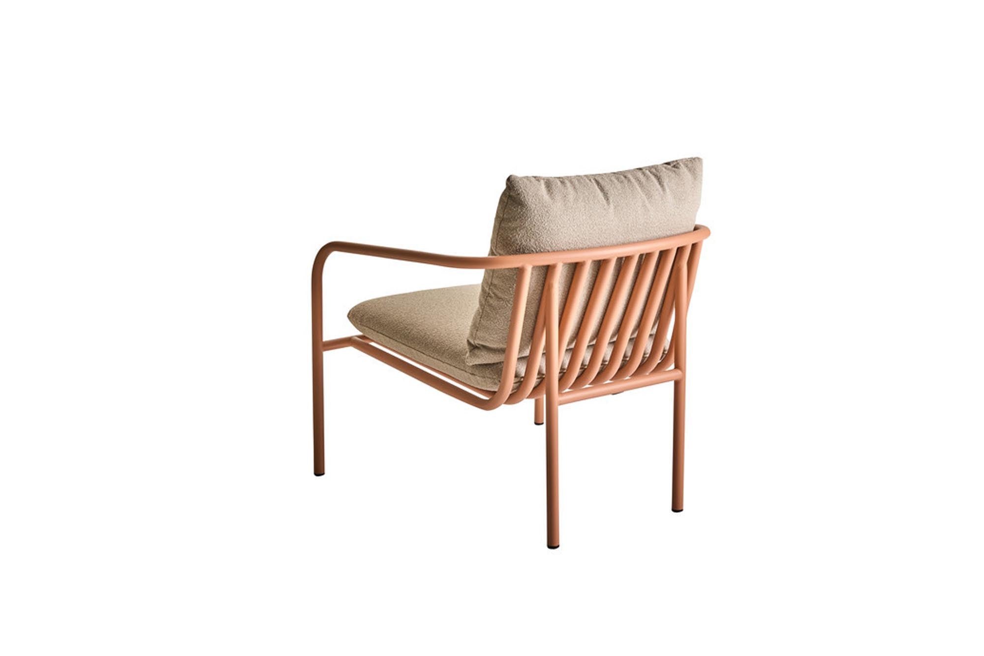 Stylischer Outdoor-Sessel Bendt mit bequemen Armlehnen in sanften Farben, ideal für gemütliche Momente im Garten oder auf der Terrasse.