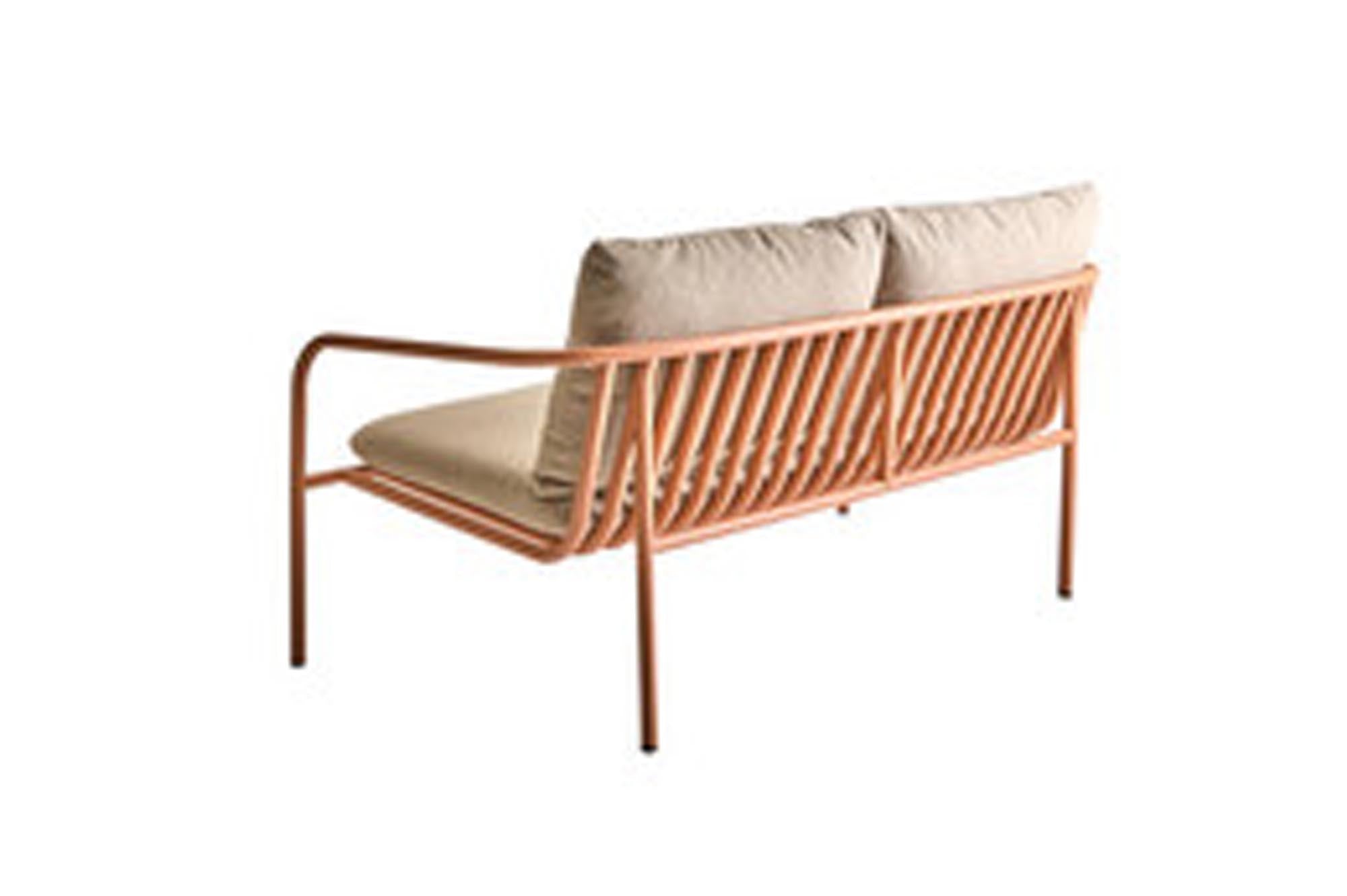 Elegantes Lounge Sofa Bendt mit pfirsich-beigem Stahlgestell und komfortablen Armlehnen, ideal für stilvolle Wohnräume.