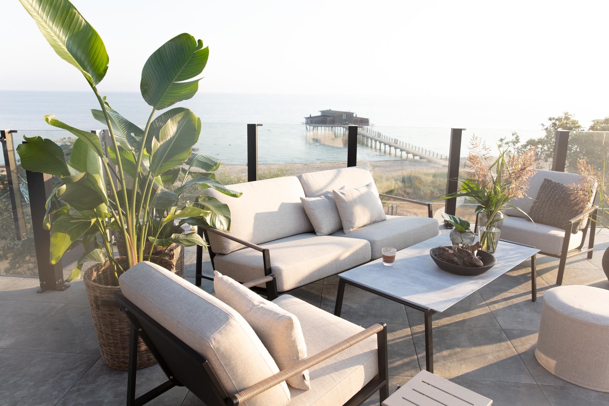 Elegante Gartenlounge Lyra in sanften Grautönen, perfekt für gemütliche Momente im Freien und stilvolle Entspannung.