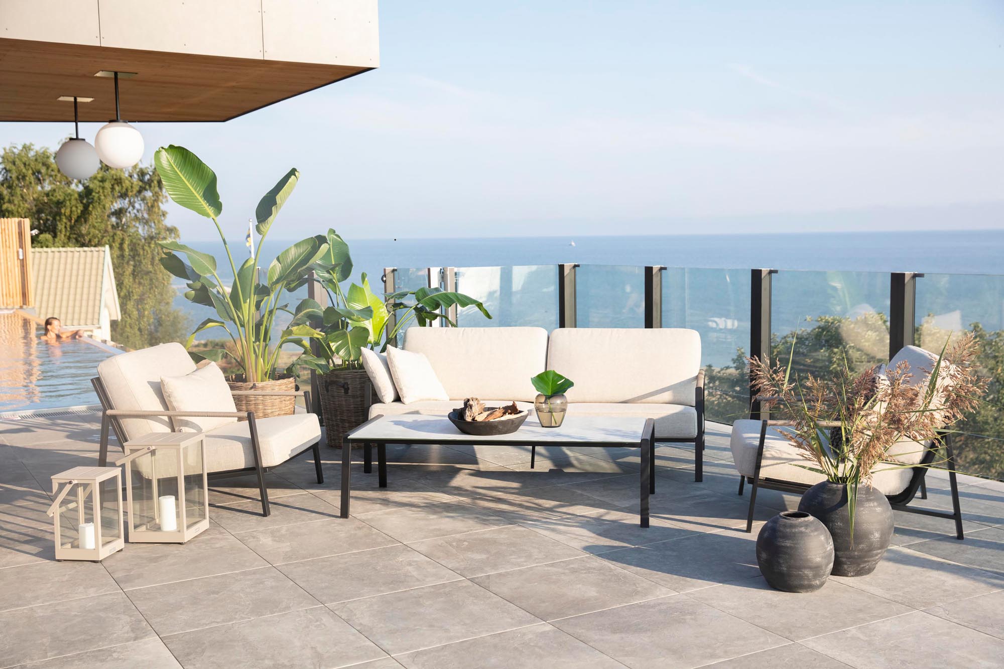Moderne Gartenlounge Lyra in harmonischen Grautönen, ideal für entspannte Stunden im Freien und stilvolle Gartenakzente.