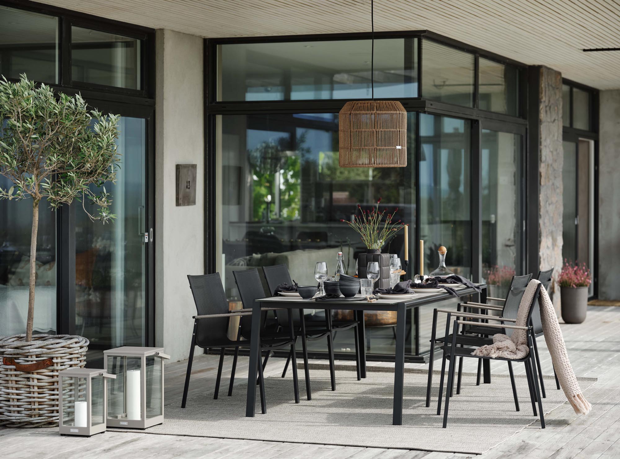 Eleganter Gartentisch Lyra von Be Garden, 220x100x74 cm, ideal für gesellige Abende im Freien, stilvolles Design und robuste Bauweise.