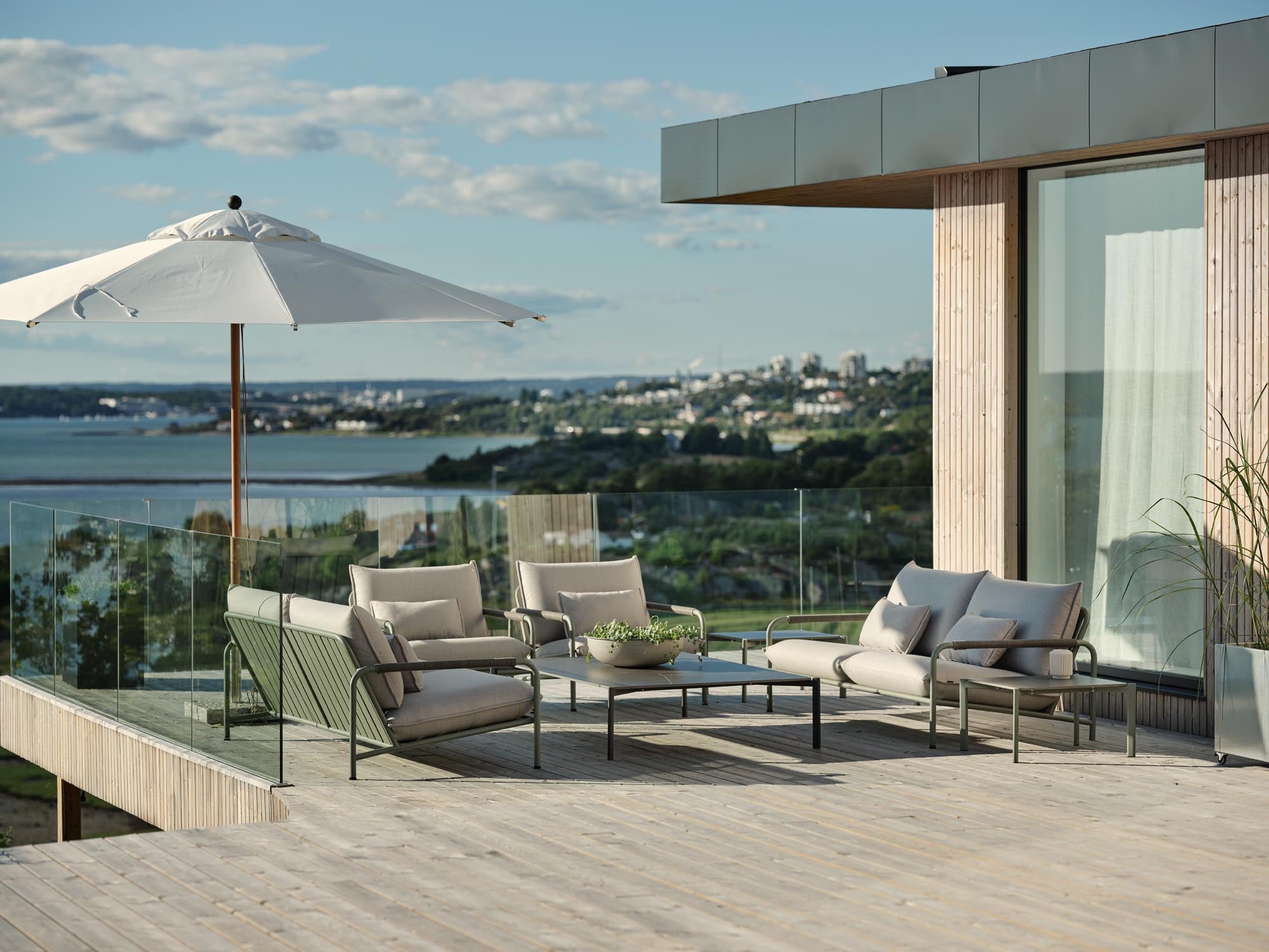 Gemütlicher Lounge Sessel Lerberget in stilvollem Grün, ideal für entspannte Stunden im Freien, präsentiert von Be Garden.