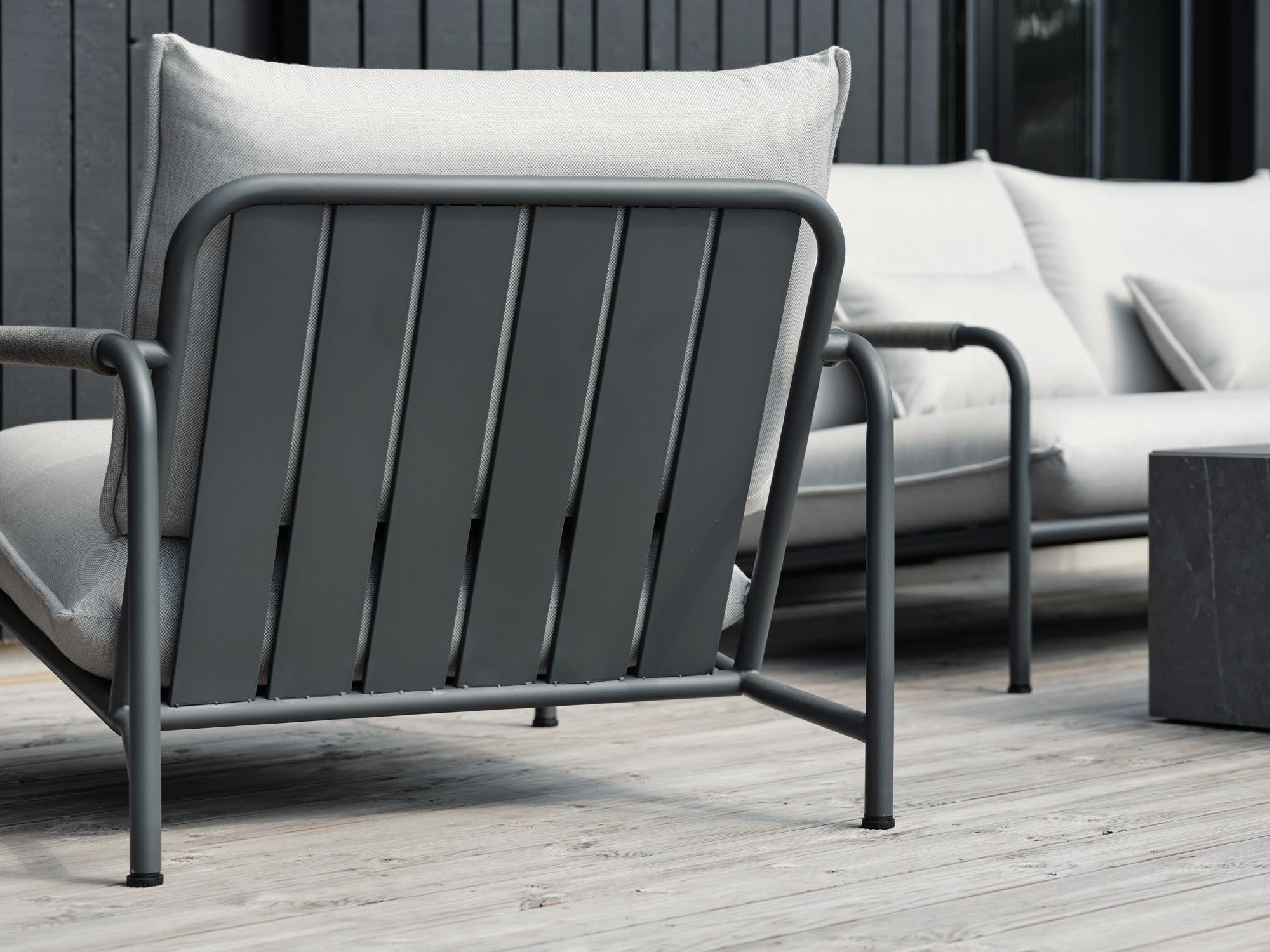 Stylischer Lounge Sessel Lerberget in zeitlosem Anthrazit, ideal für gemütliche Stunden im Freien auf Balkon oder Terrasse.