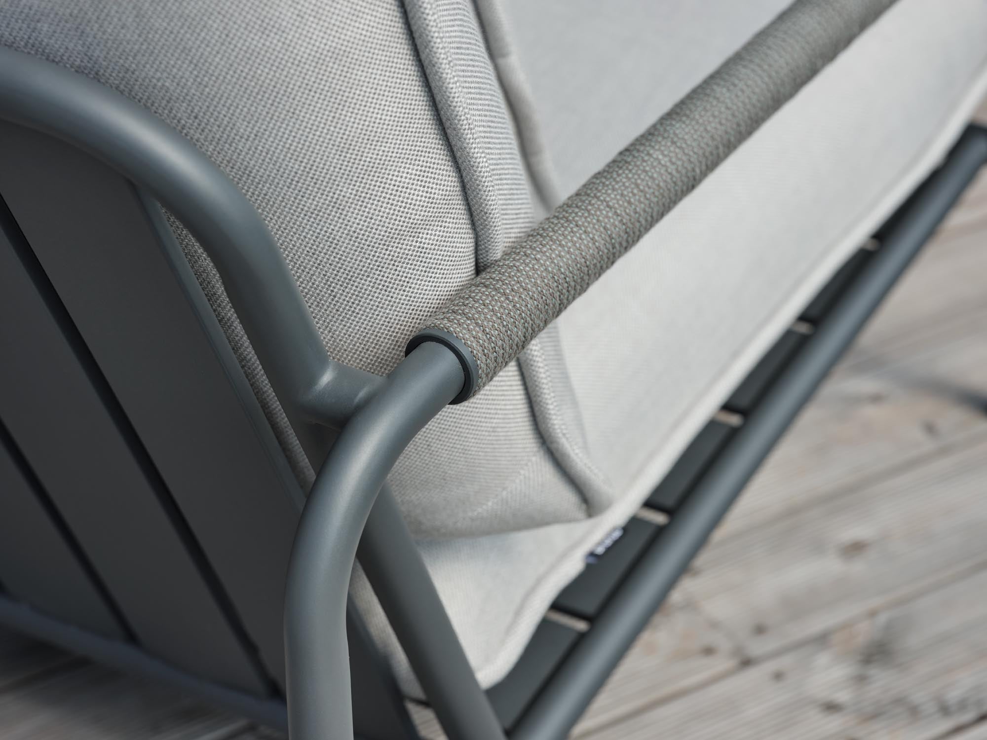 Eleganter Outdoor-Sessel Lerberget in klassischem Anthrazit, perfekt für entspannte Momente im Garten oder auf der Terrasse.