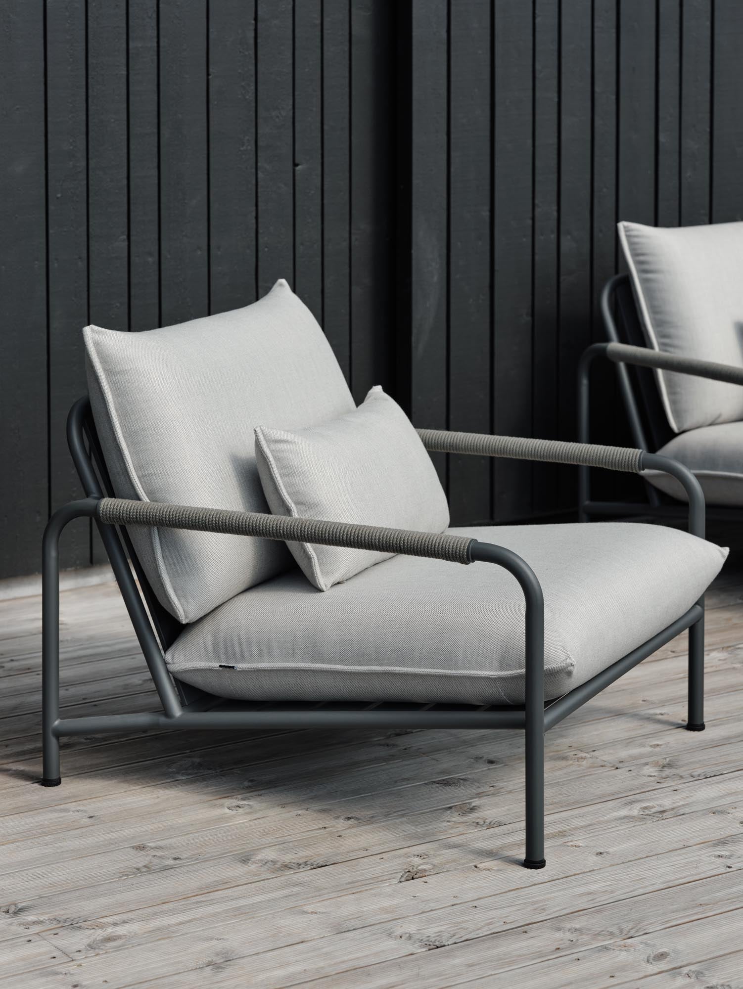 Eleganter Outdoor-Sessel Lerberget in klassischem Anthrazit, perfekt für entspannte Momente im Garten oder auf der Terrasse.
