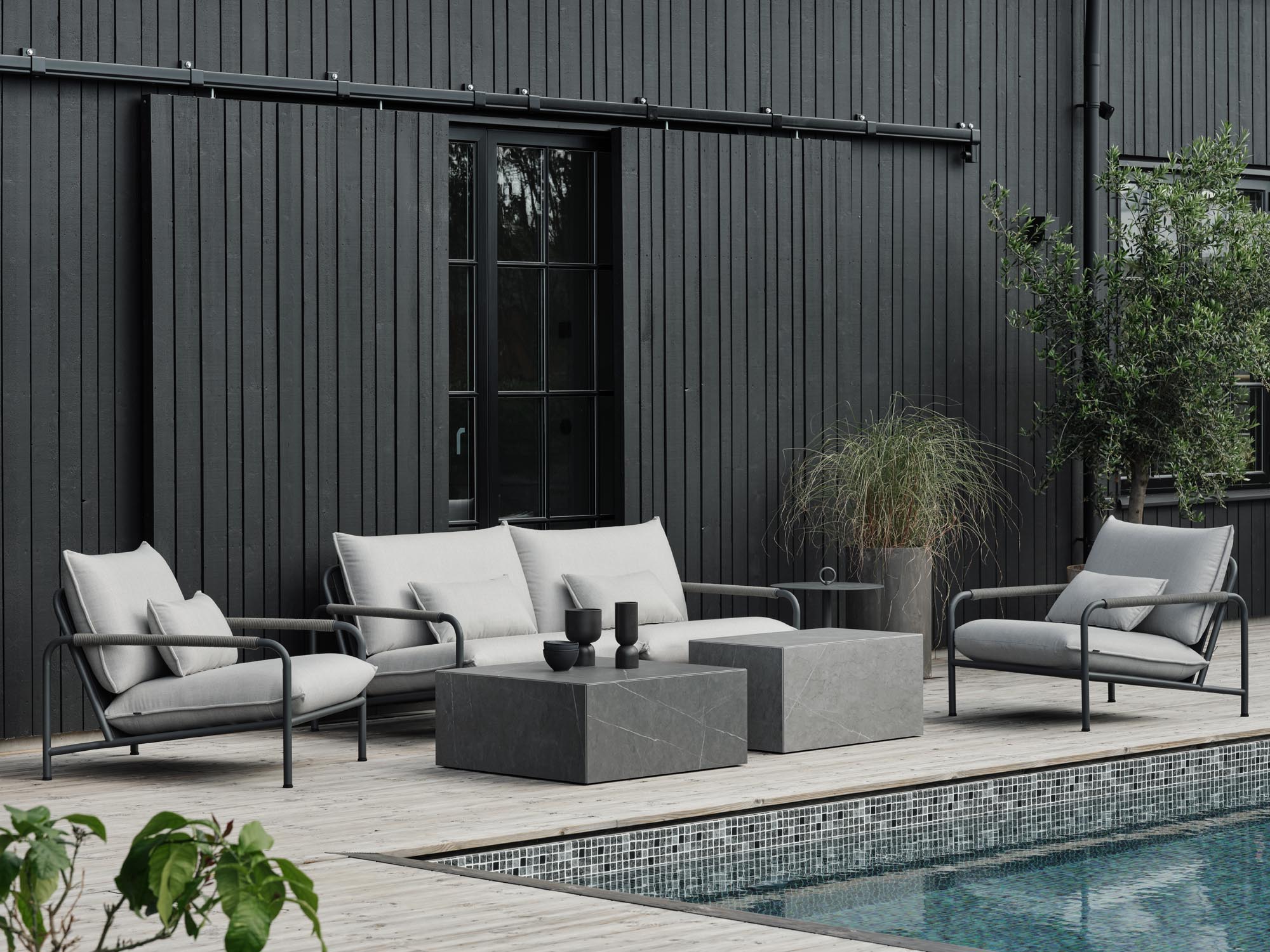 Elegantes Gartenlounge-Set Lerberget mit zwei bequemen Sesseln, einem 2.5-Sitzer und einem stilvollen Couchtisch für entspannte Momente im Freien.