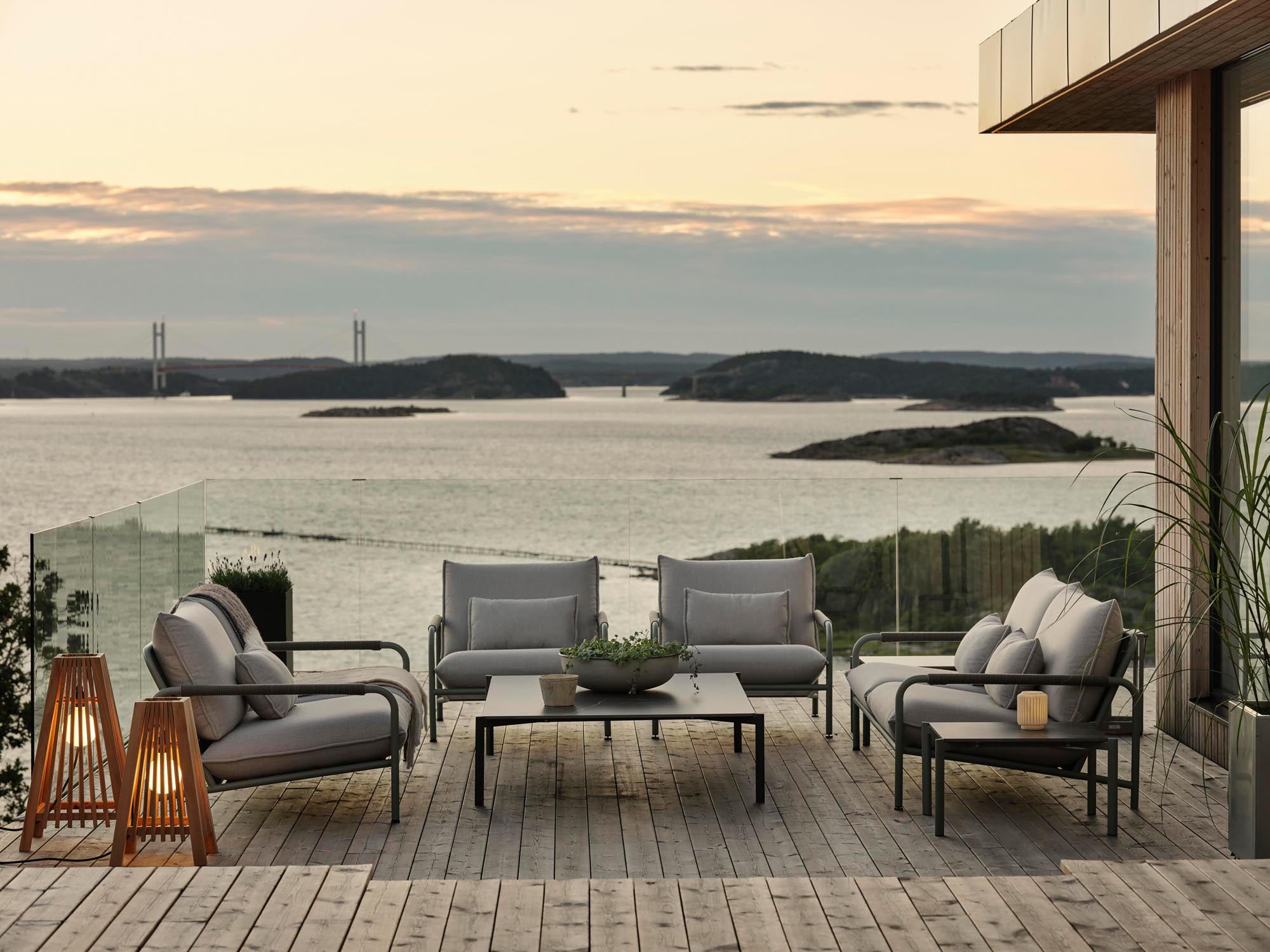 Modernes Gartenlounge-Set Lerberget mit zwei Sesseln, einem 2.5-Sitzer und einem Couchtisch, ideal für gemütliche Stunden im Freien.