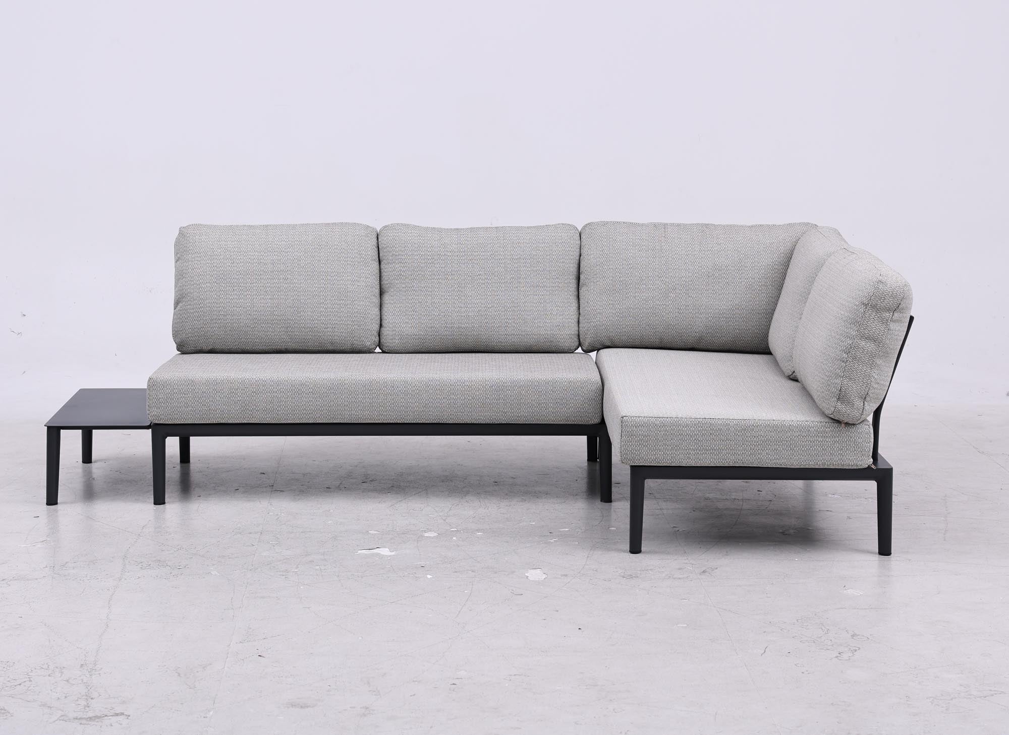 Modulares Garten-Loungeset Fiore 4 Sitzer mit Beistelltisch in Anthrazit präsentiert im Onlineshop von KAQTU Design AG. Loungeset ist von Be Garden