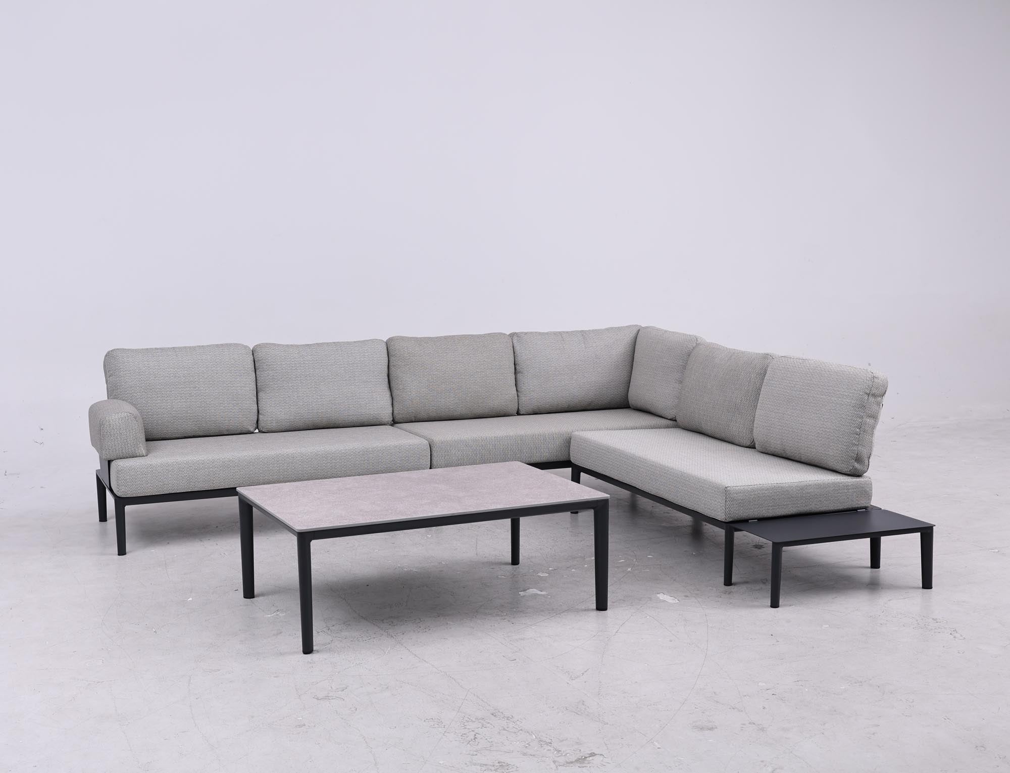Modulares Garten-Loungeset Fiore 6 Sitzer Lounge- und Beistelltisch in Anthrazit präsentiert im Onlineshop von KAQTU Design AG. Loungeset ist von Be Garden